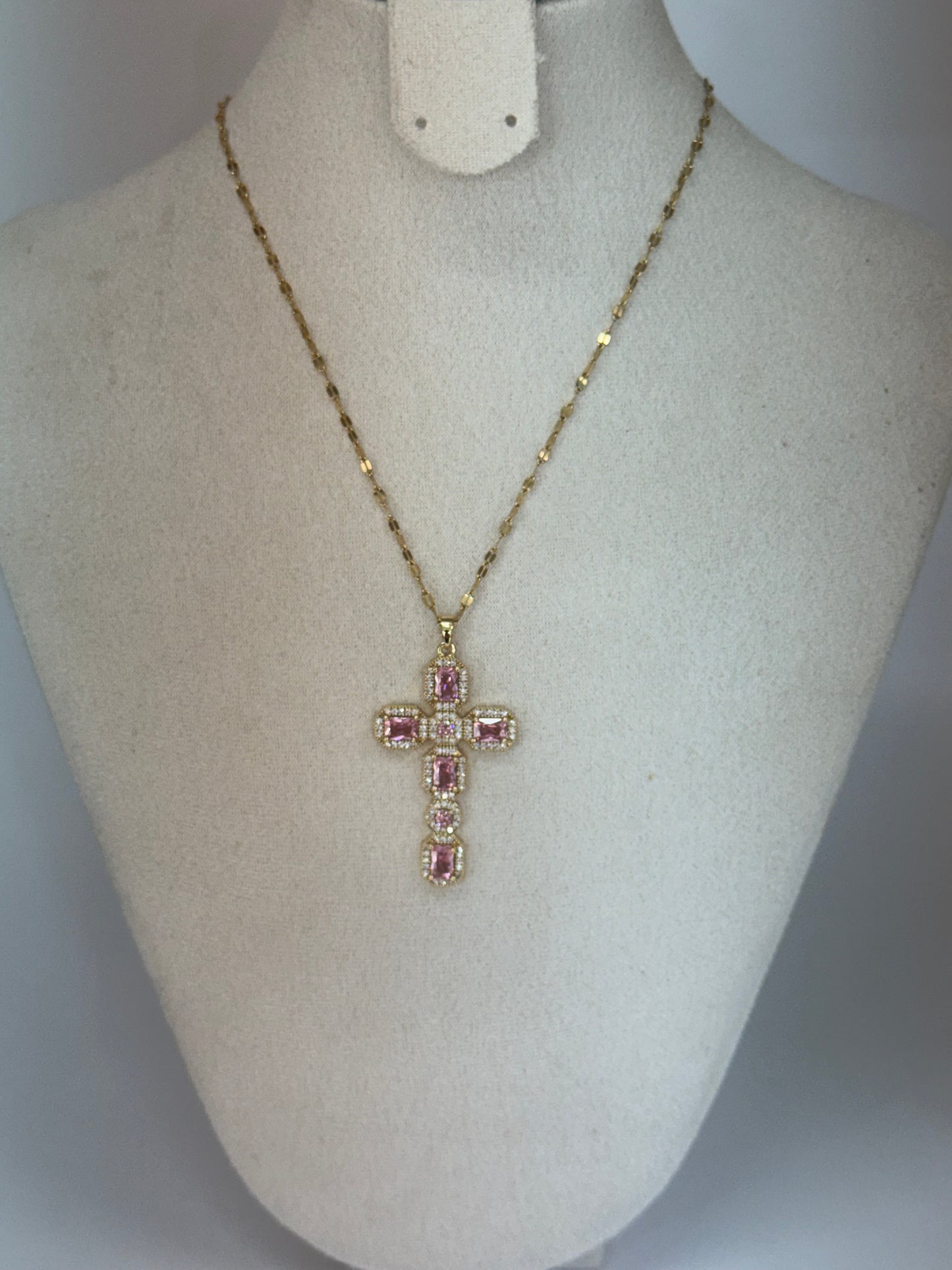 Collier Croix Doré – Pierres Roses Étincelante