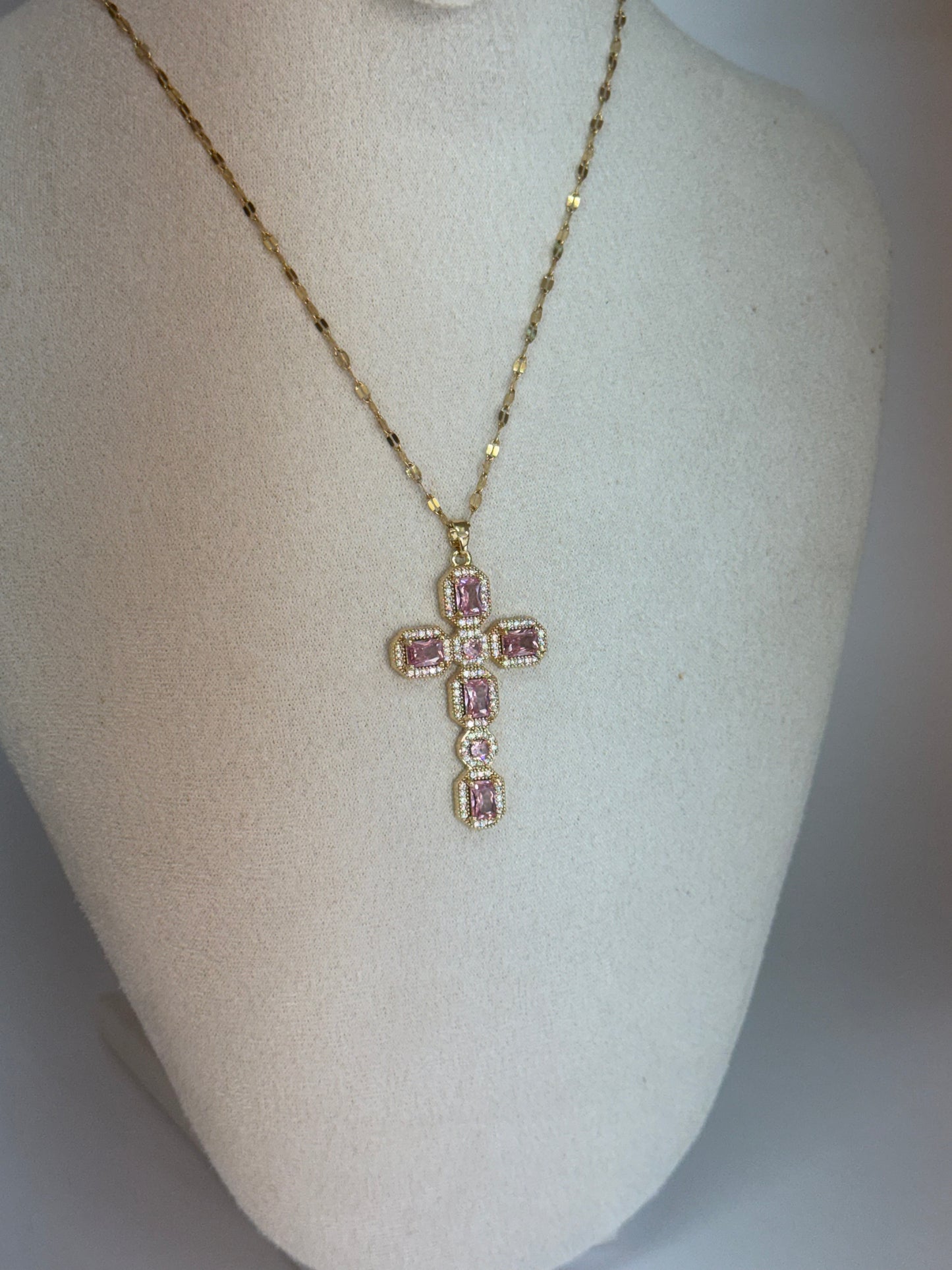 Collier Croix Doré – Pierres Roses Étincelante