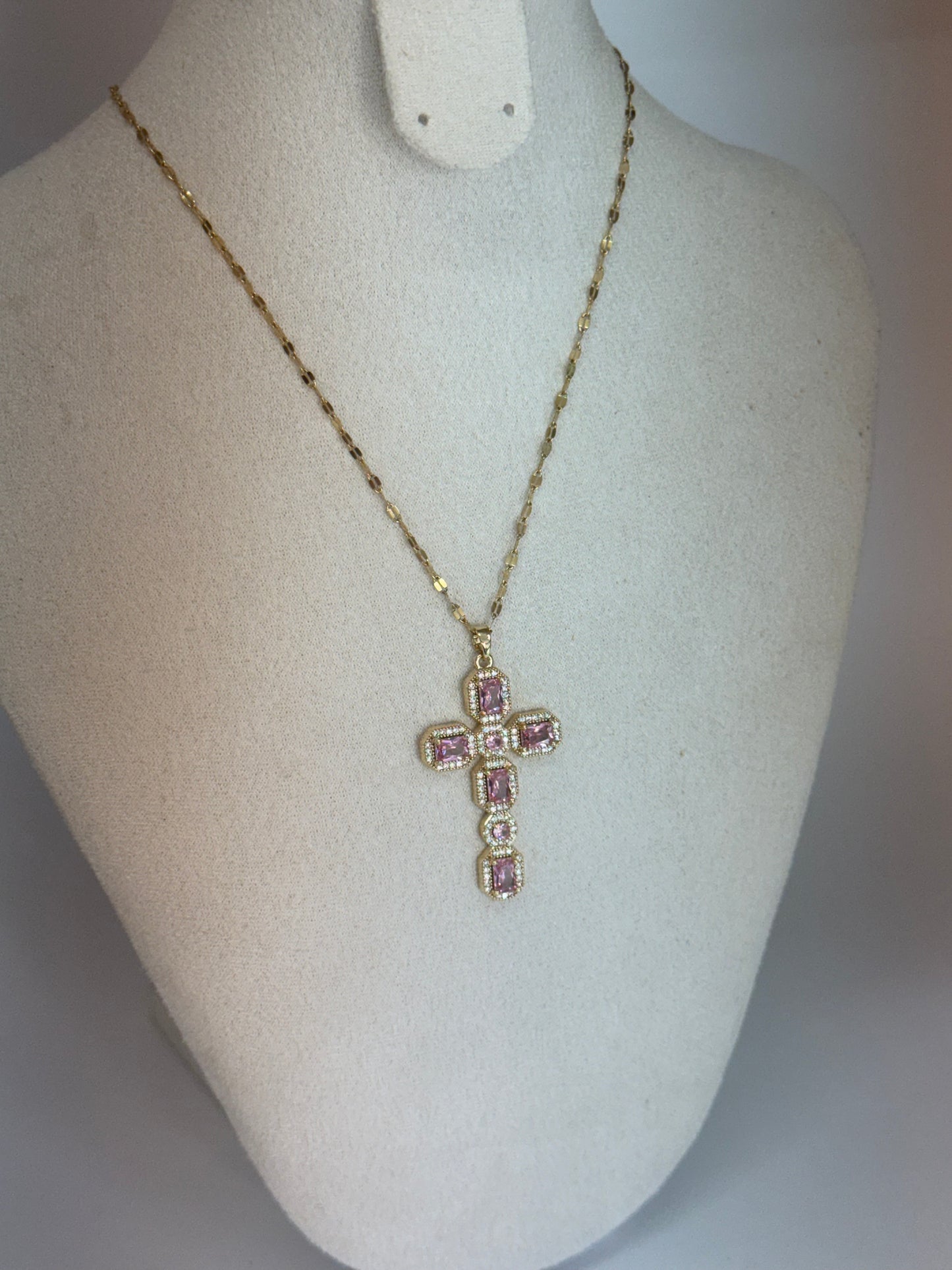 Collier Croix Doré – Pierres Roses Étincelante