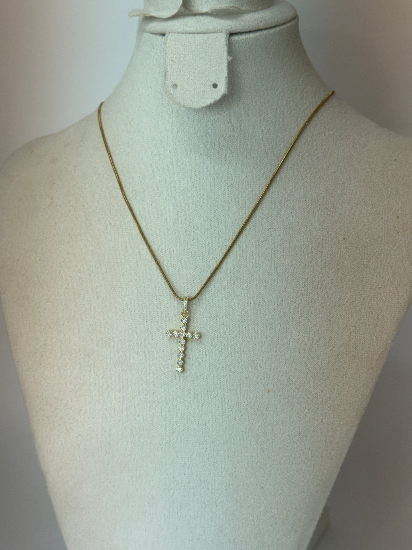 Collier Croix Doré – Zircons Brillants