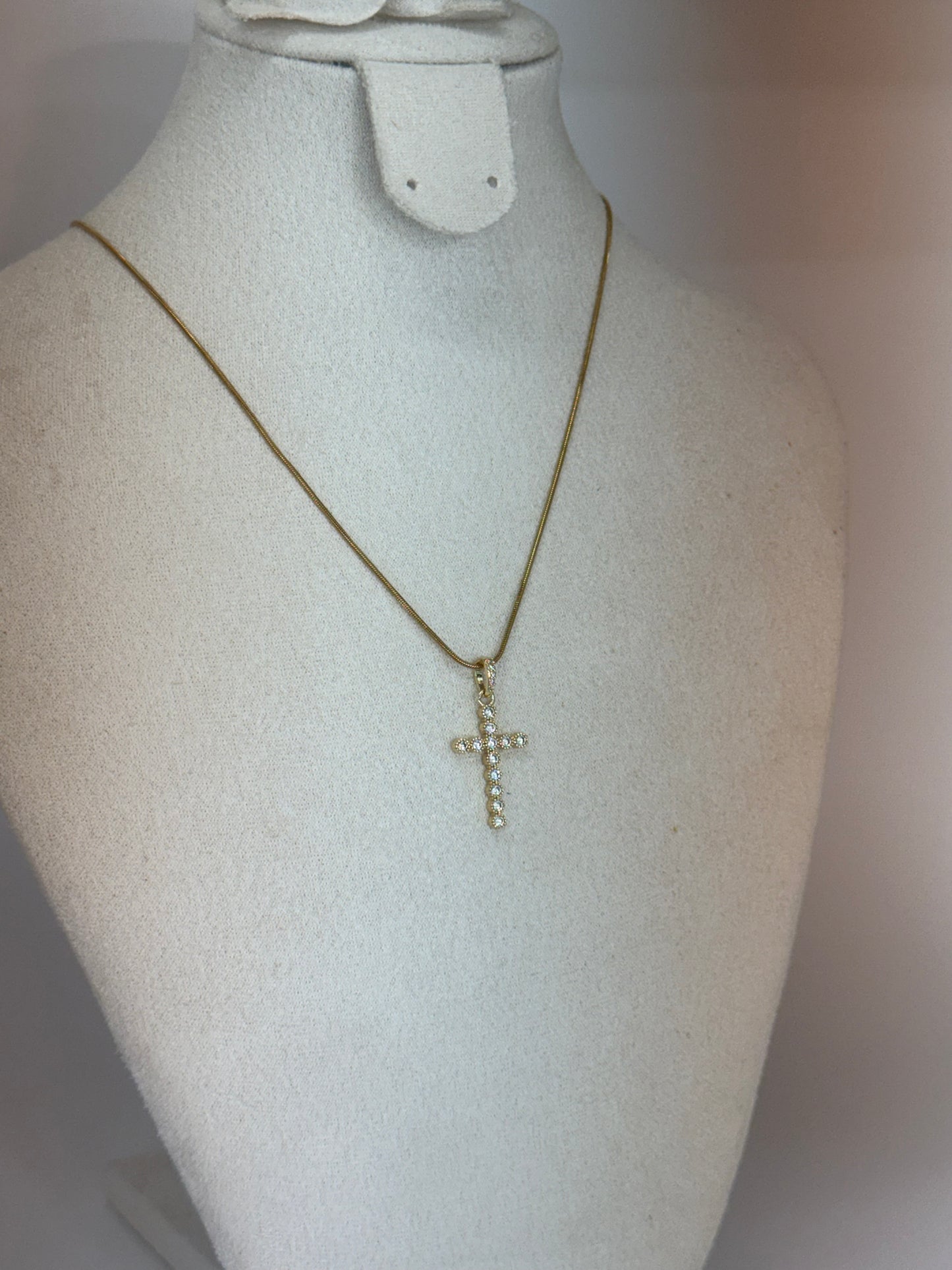 Collier Croix Doré – Zircons Brillants