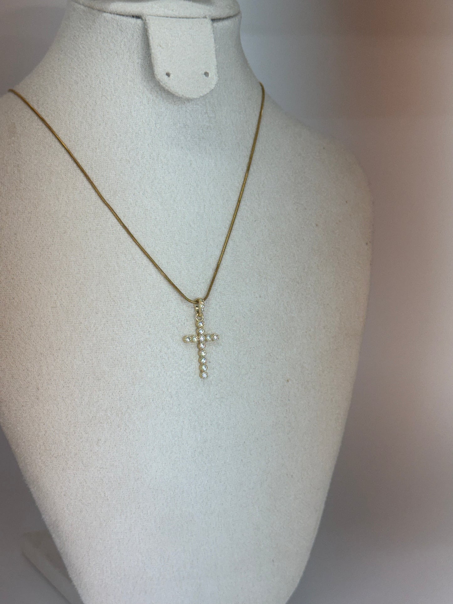 Collier Croix Doré – Zircons Brillants