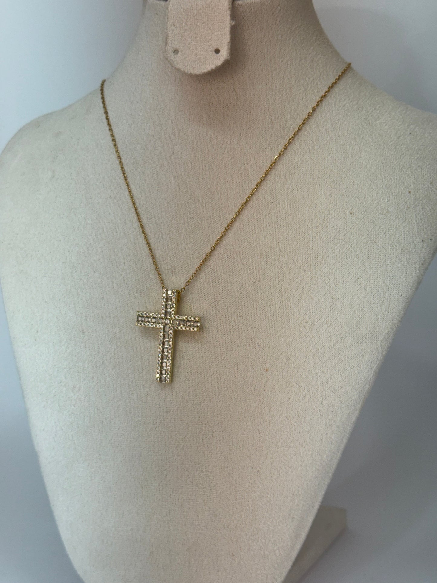 Collier Croix Doré – Double Rangée de Zircons
