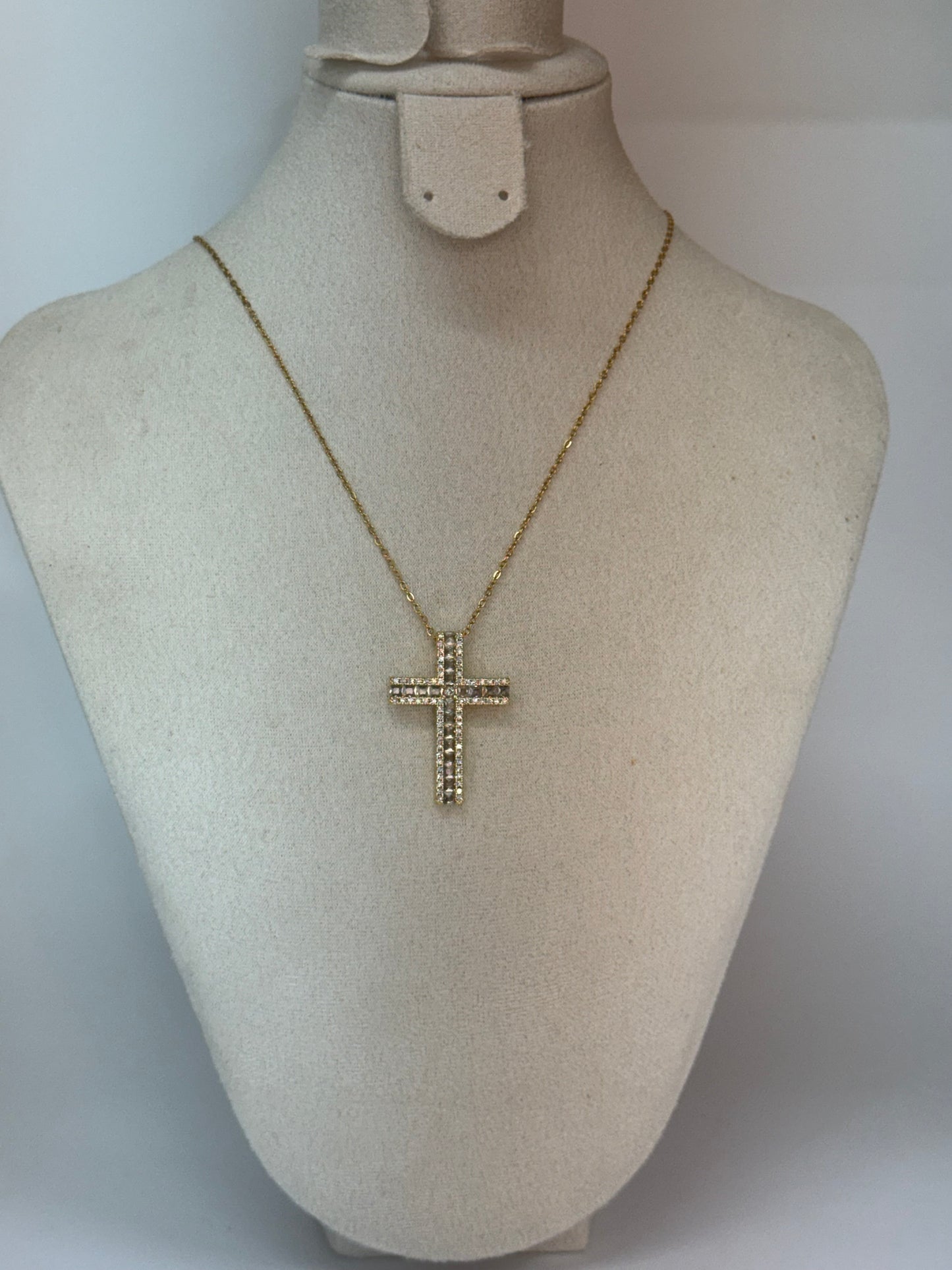 Collier Croix Doré – Double Rangée de Zircons