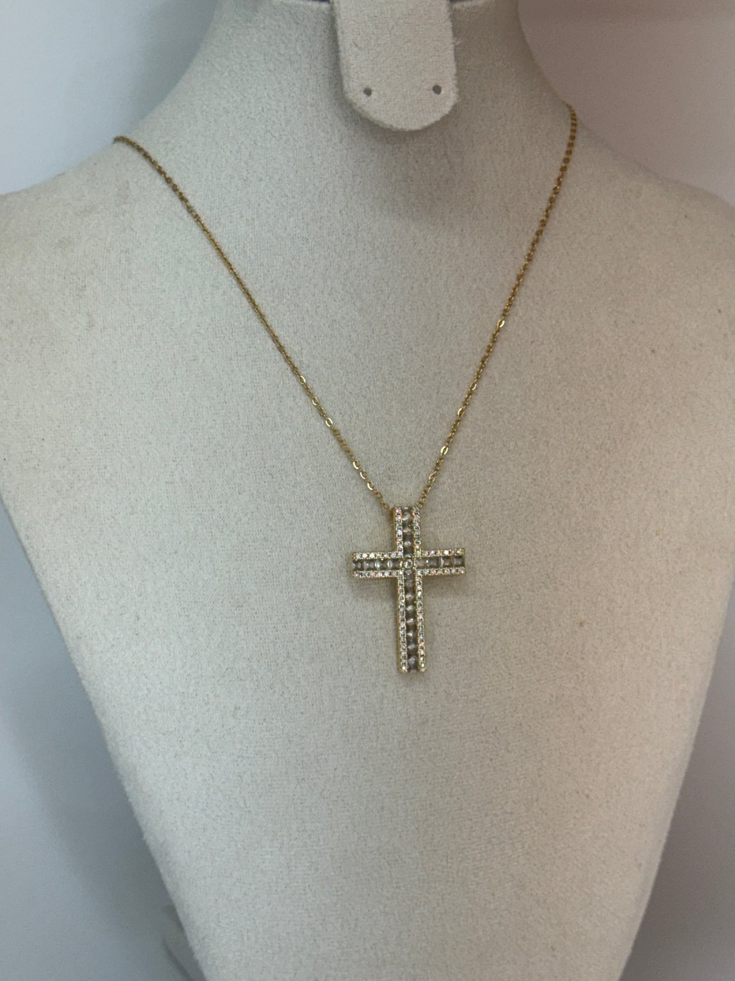 Collier Croix Doré – Double Rangée de Zircons