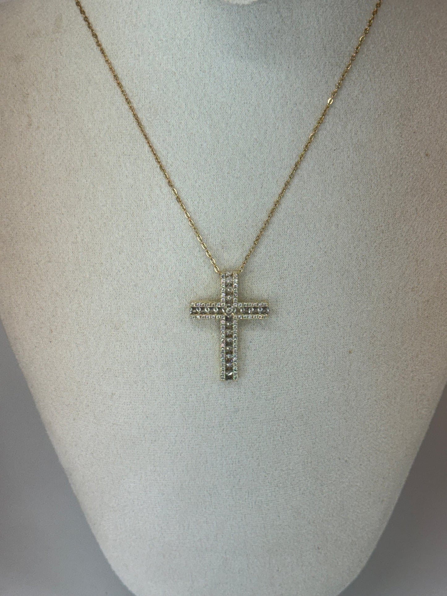 Collier Croix Doré – Double Rangée de Zircons