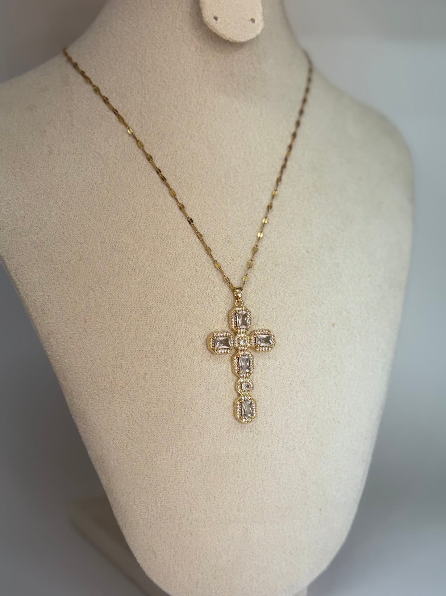Collier Croix Doré – Zircons Rectangulaires