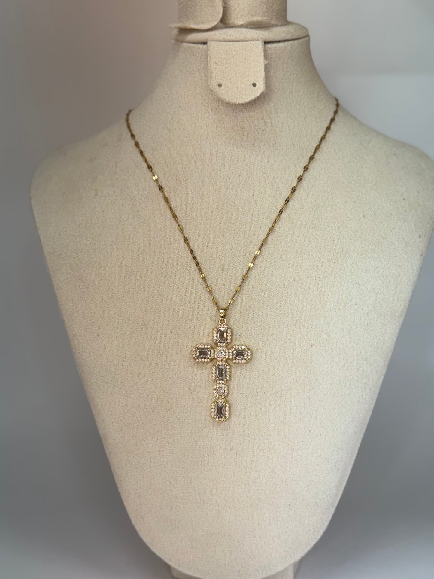 Collier Croix Doré – Zircons Rectangulaires