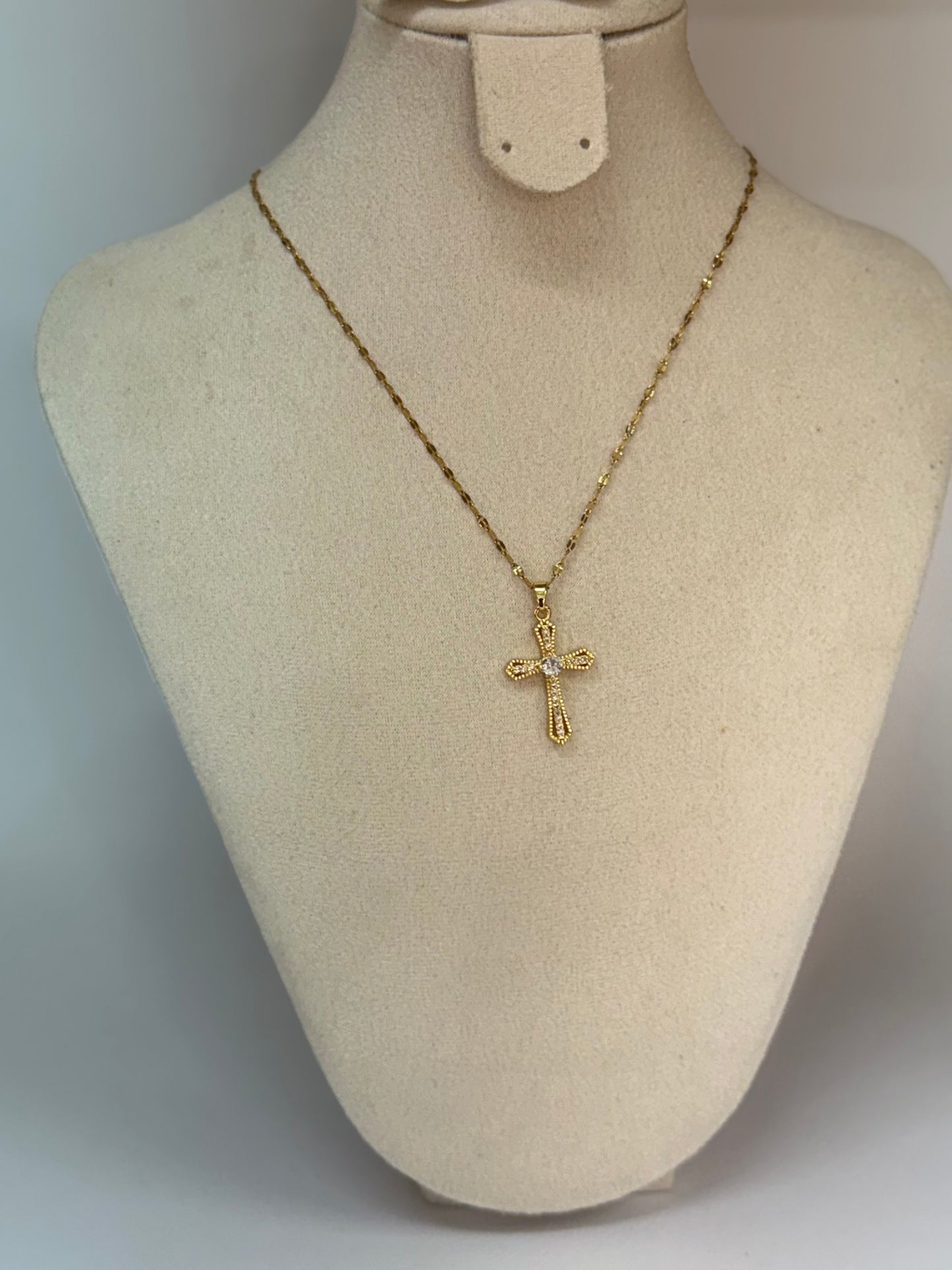Collier Croix Doré – Élégance Minimaliste