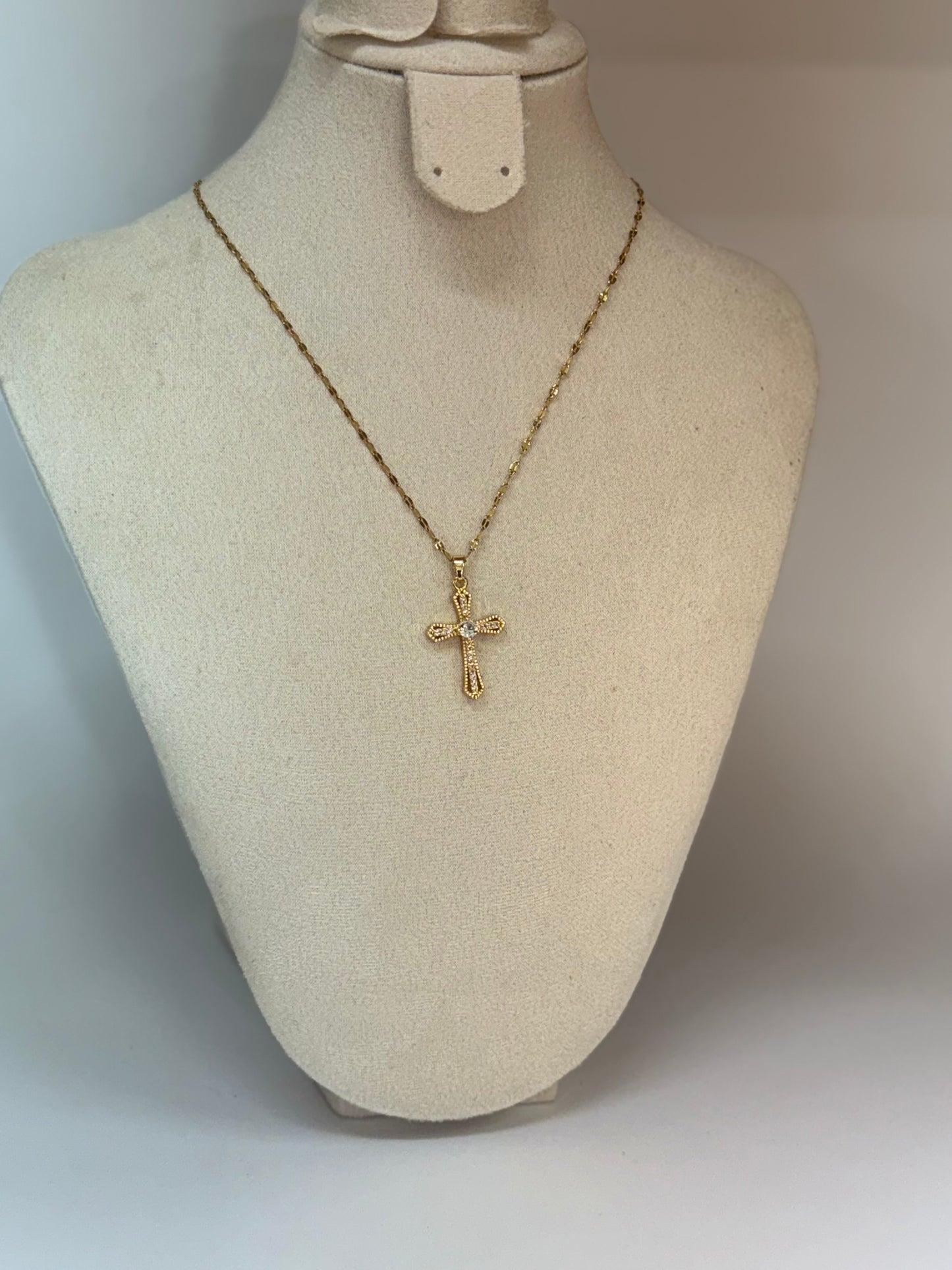 Collier Croix Doré – Élégance Minimaliste