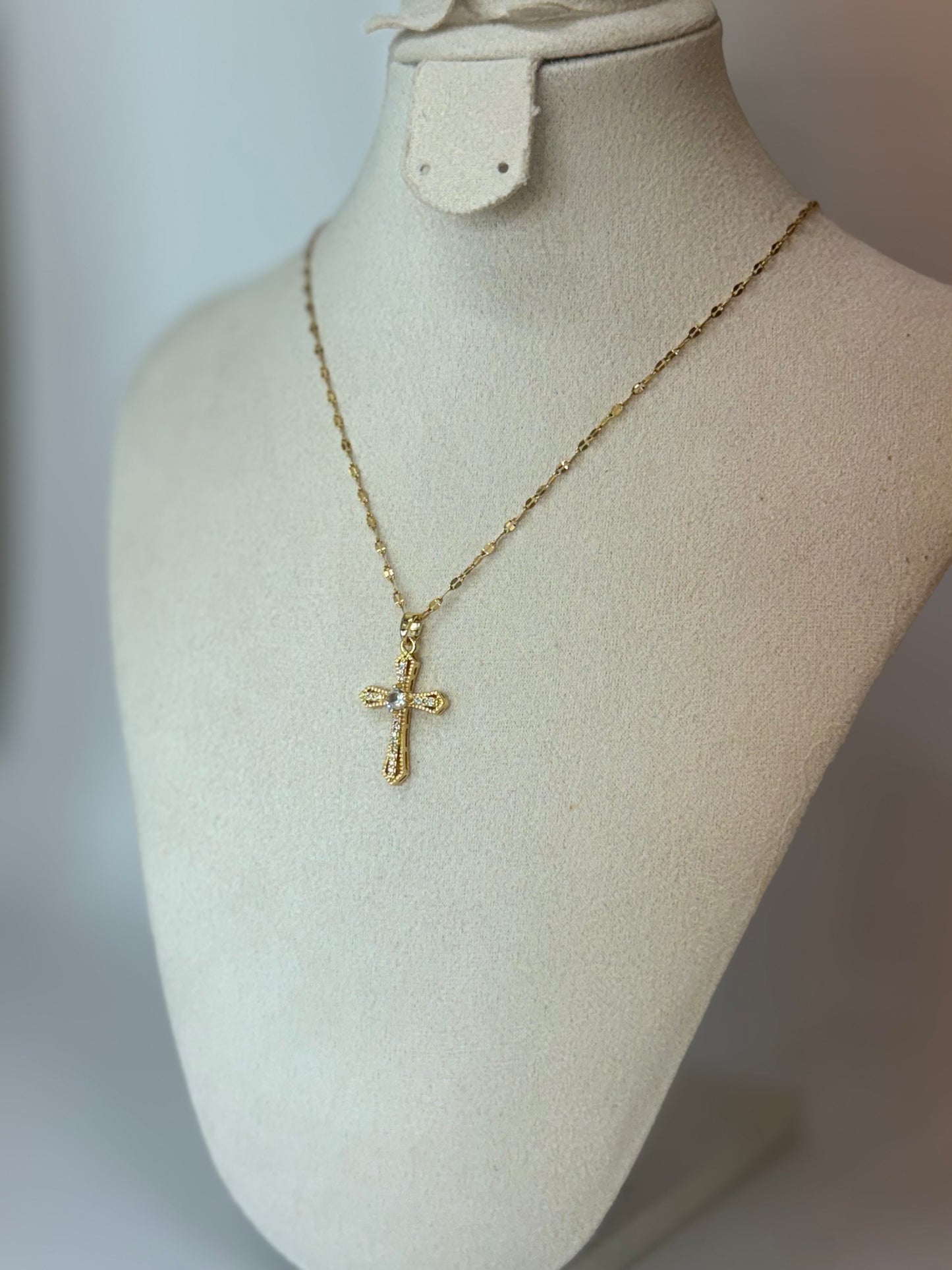 Collier Croix Doré – Élégance Minimaliste