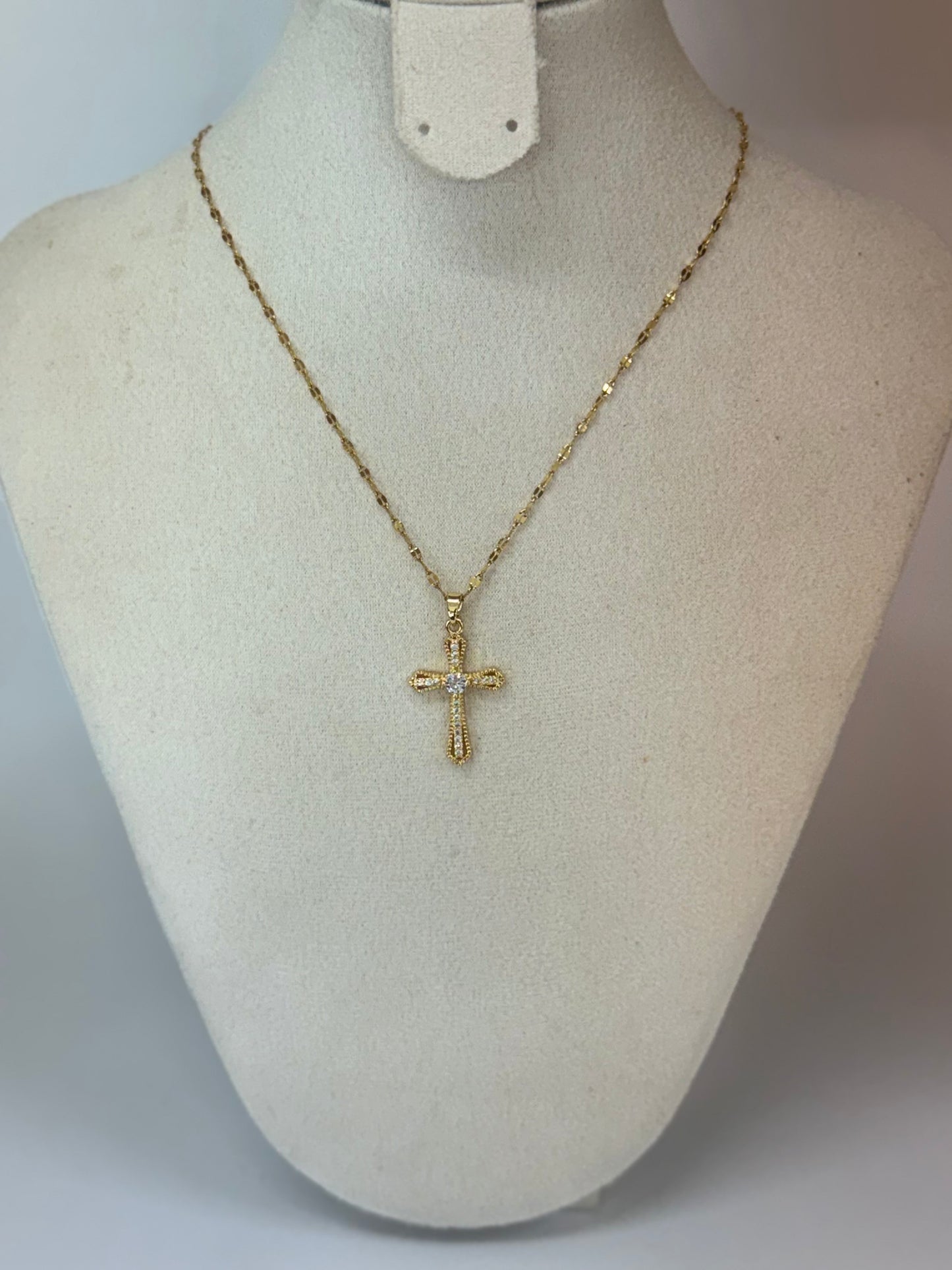 Collier Croix Doré – Élégance Minimaliste