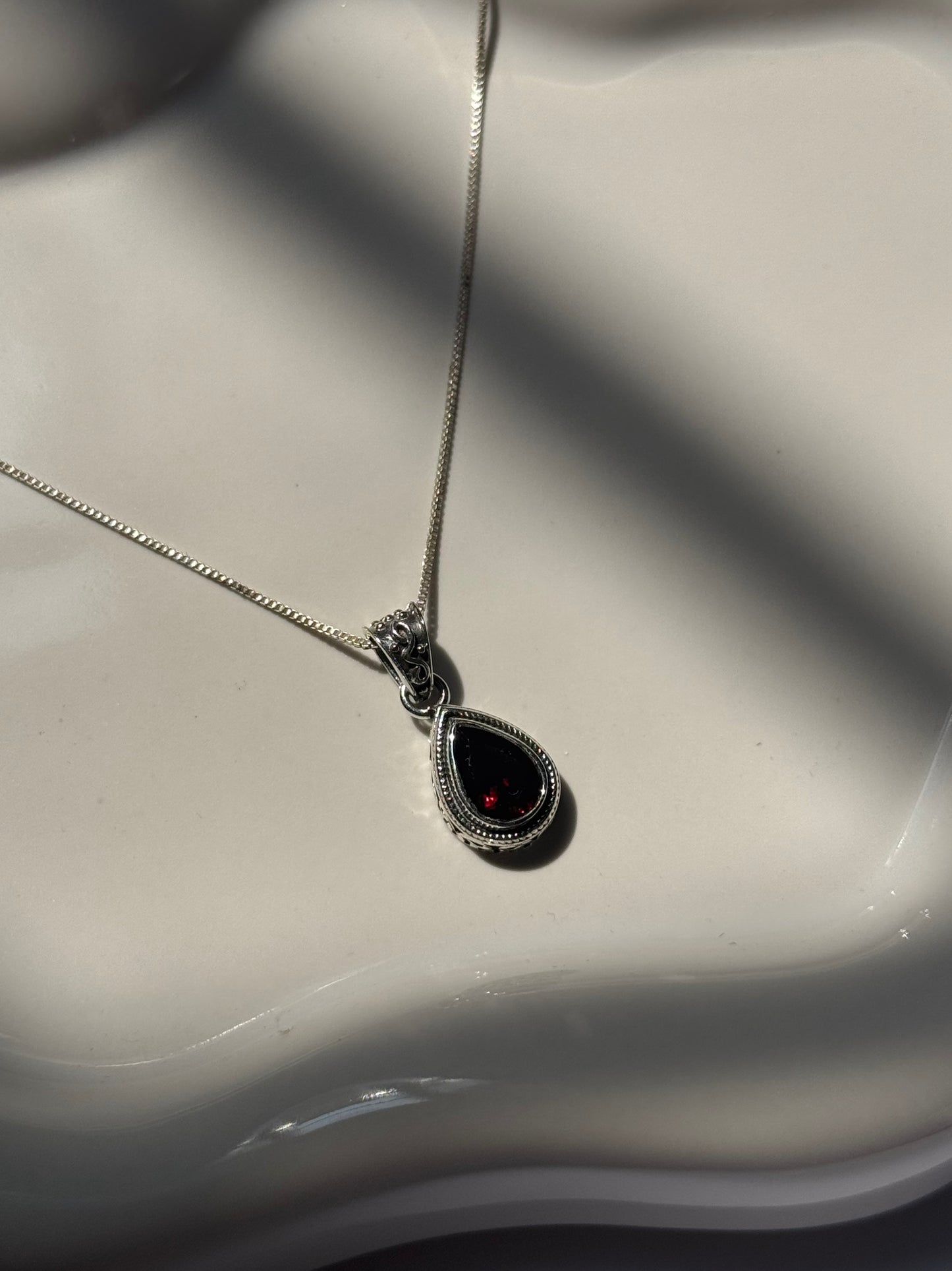 Pendentif en Grenat – Monture travaillée en argent