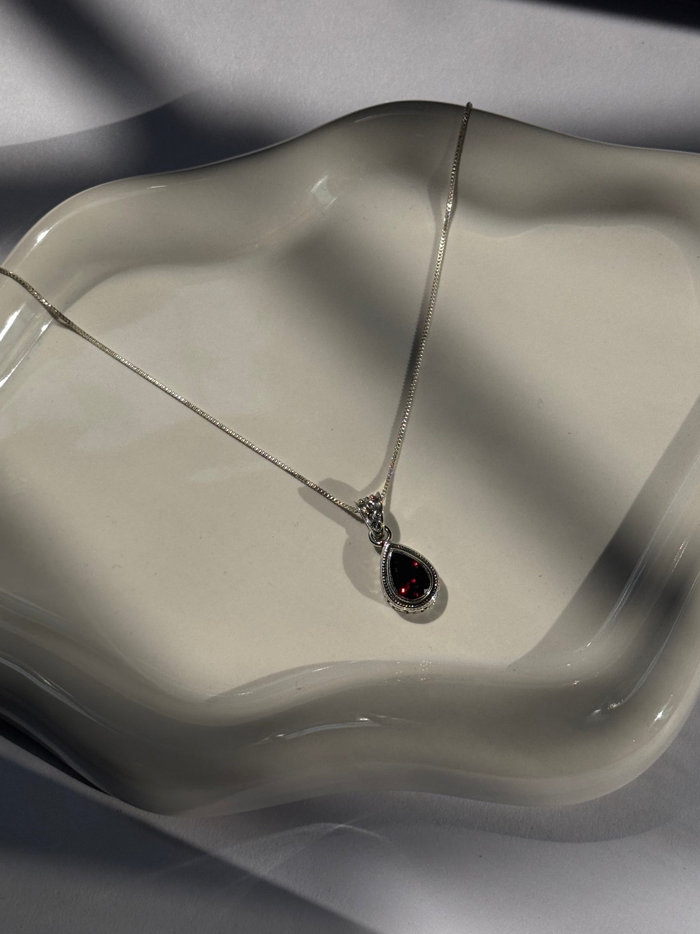 Pendentif en Grenat – Monture travaillée en argent