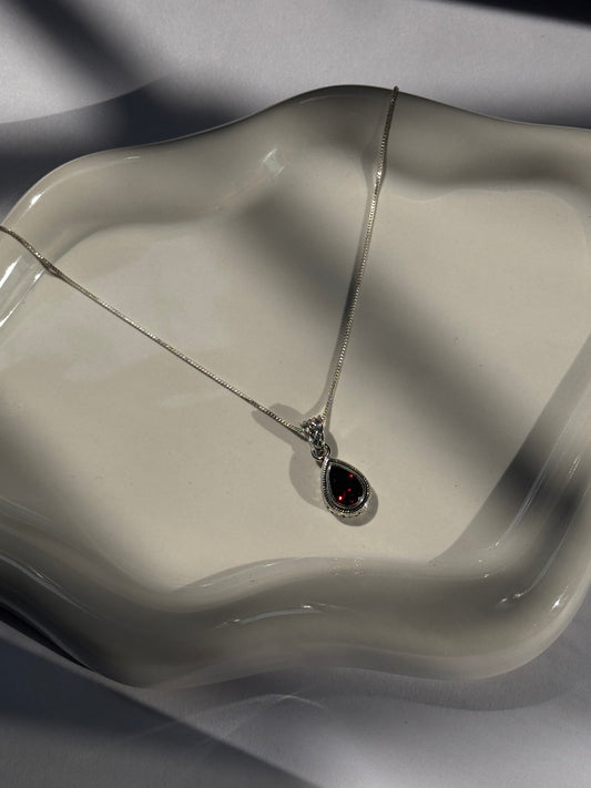 Pendentif en Grenat – Monture travaillée en argent