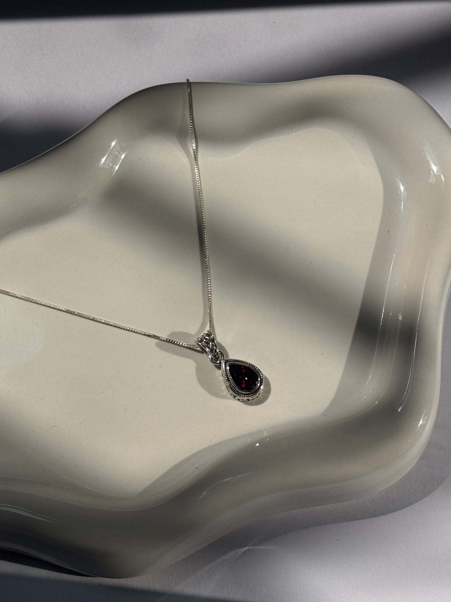 Pendentif en Grenat – Monture travaillée en argent