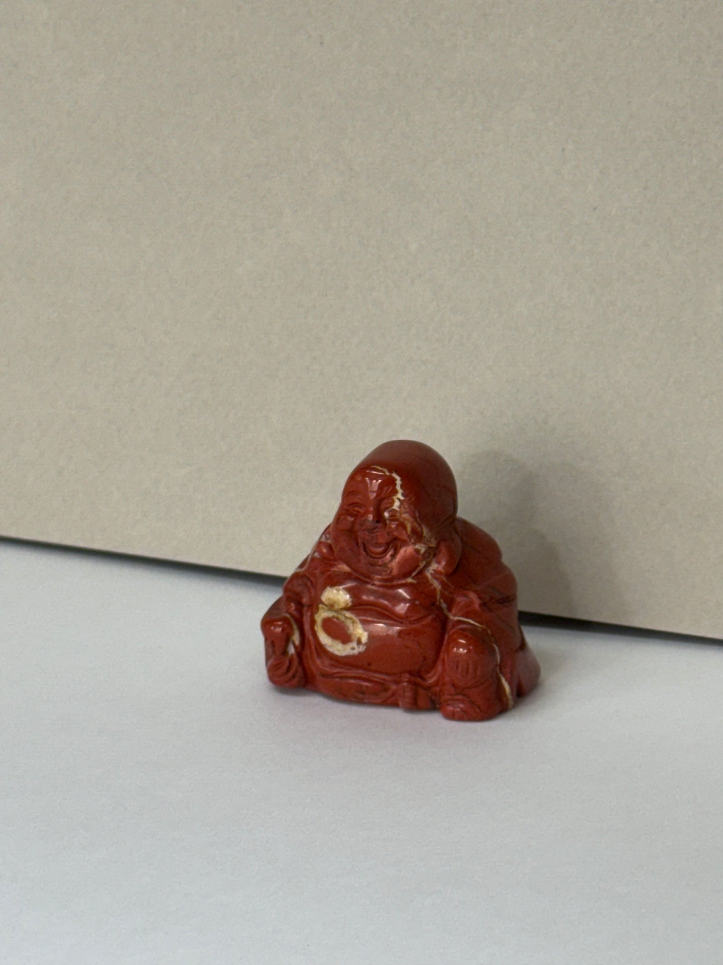 Statue de Bouddha Rieur – Jaspe Rouge