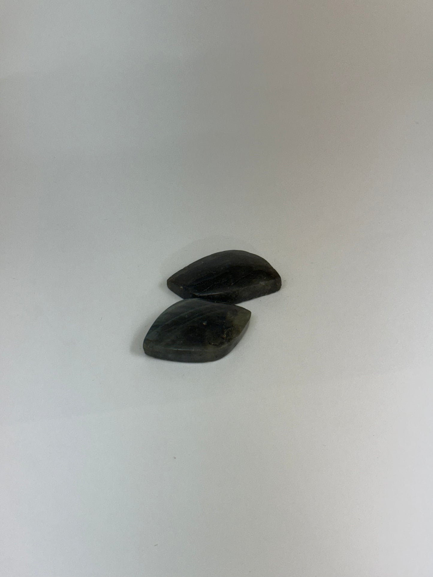 Pierre sculptée – Labradorite (forme feuille) – 1 pièce