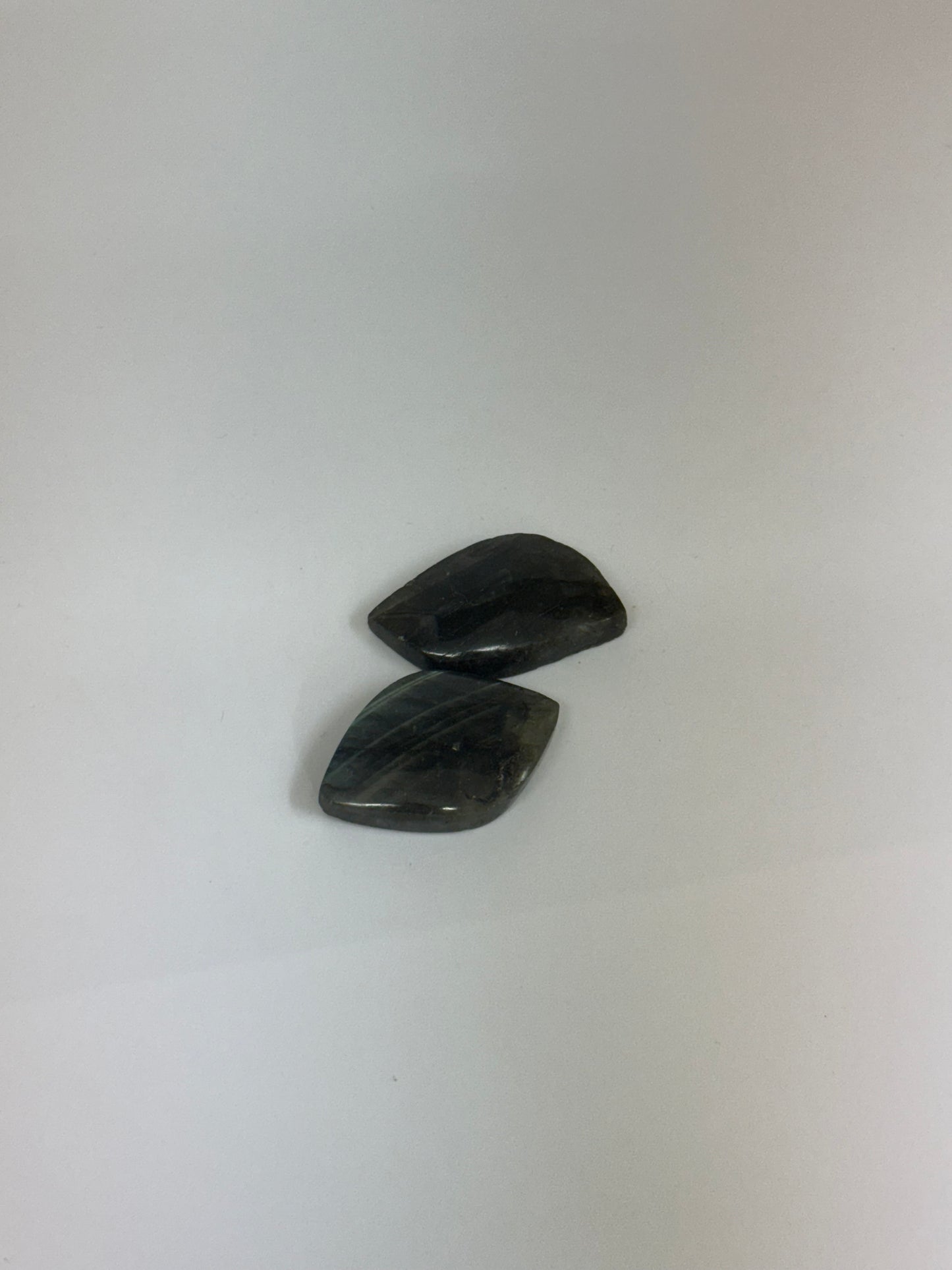 Pierre sculptée – Labradorite (forme feuille) – 1 pièce