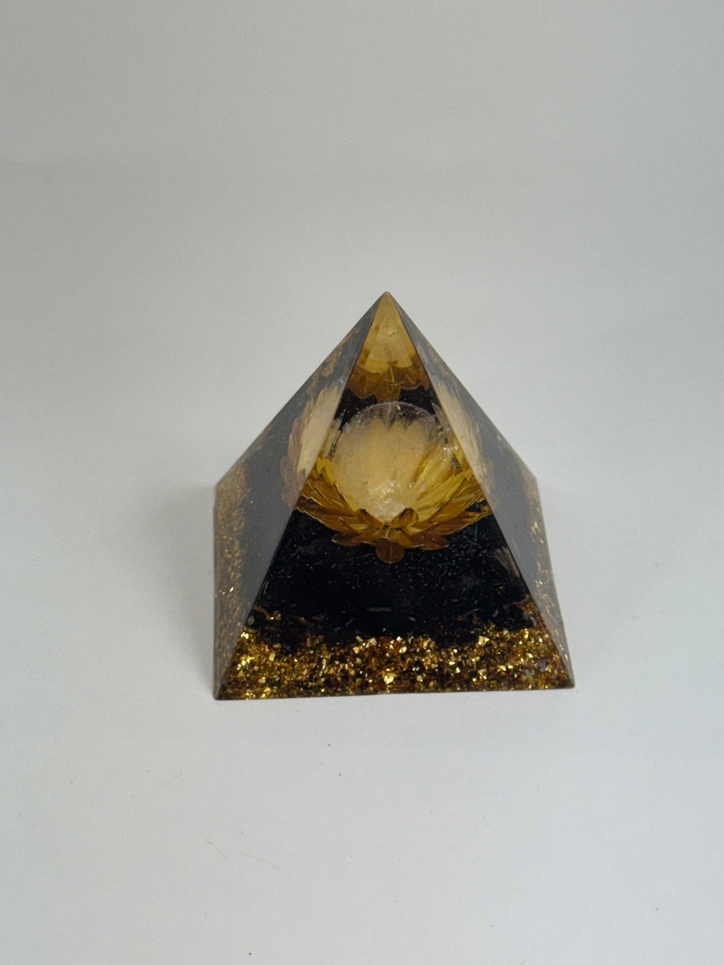 Pyramide orgonite – Obsidienne noire & Fleur dorée