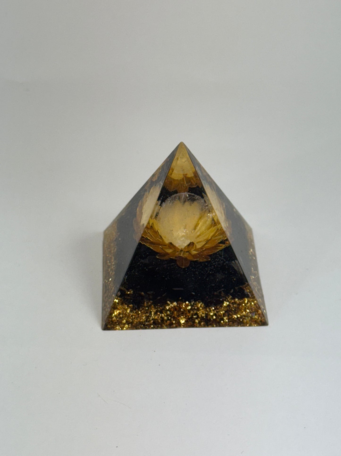 Pyramide orgonite – Obsidienne noire & Fleur dorée