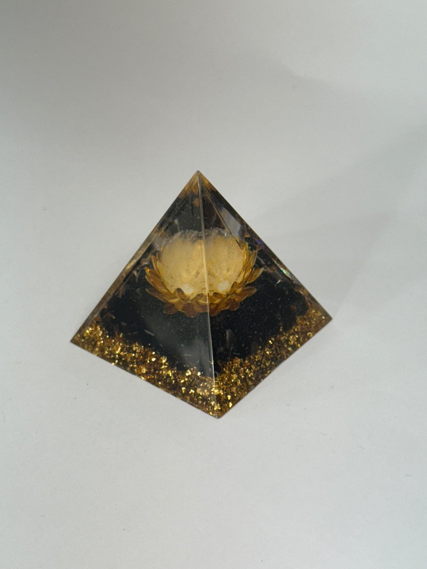 Pyramide orgonite – Obsidienne noire & Fleur dorée