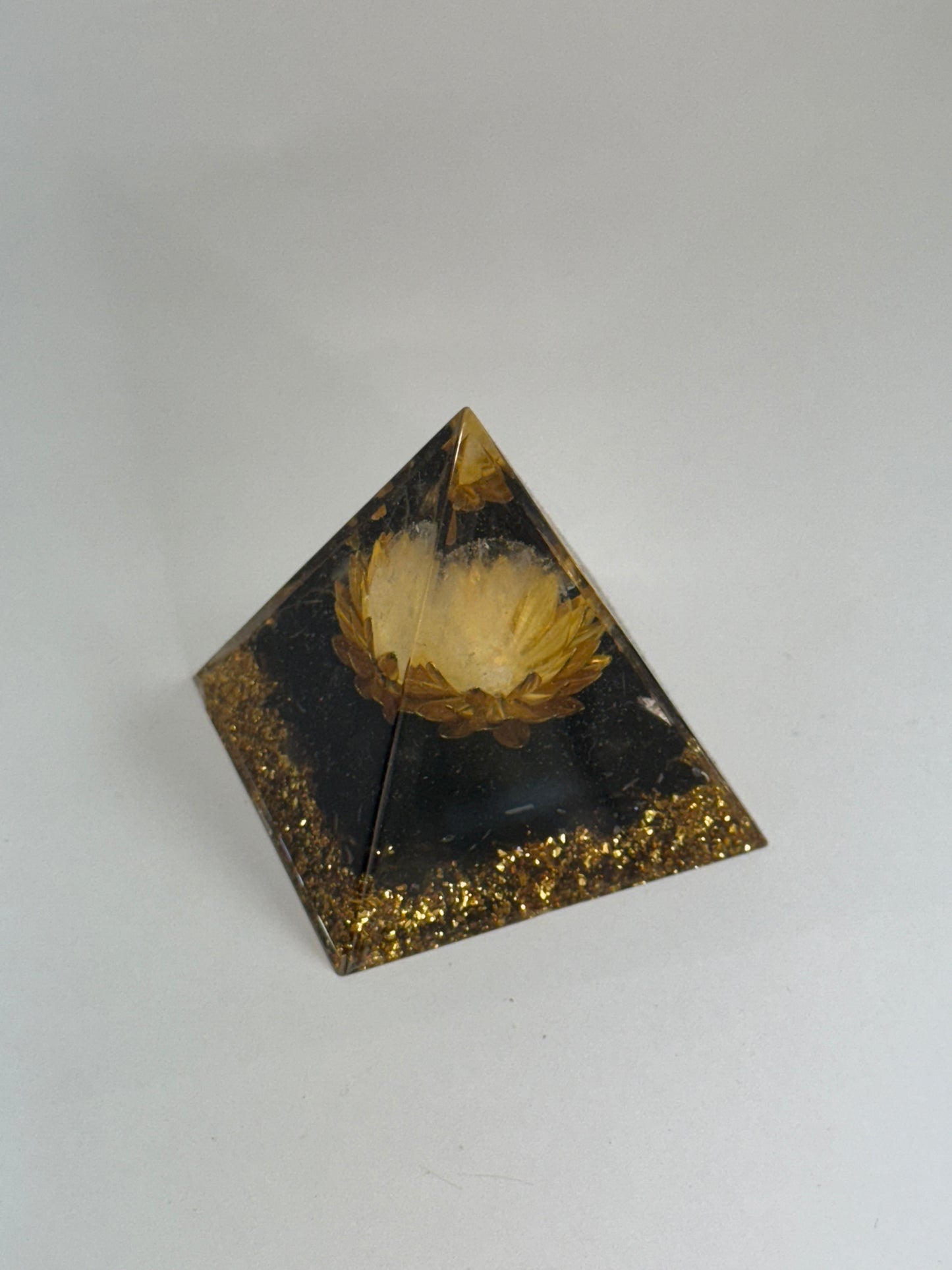 Pyramide orgonite – Obsidienne noire & Fleur dorée