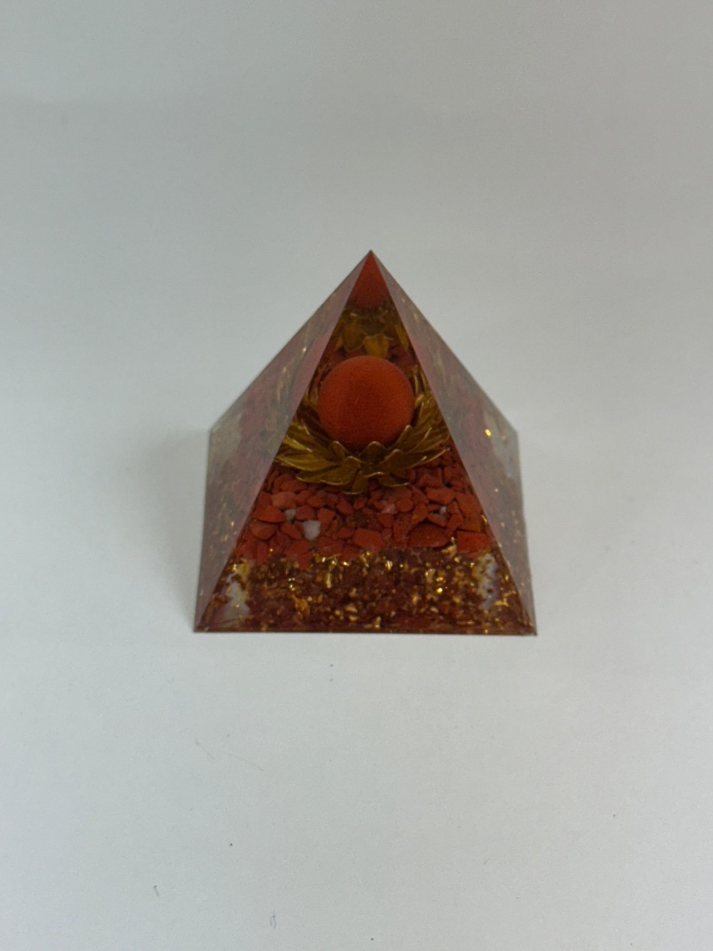 Pyramide orgonite – Jaspe rouge & Énergie vitale