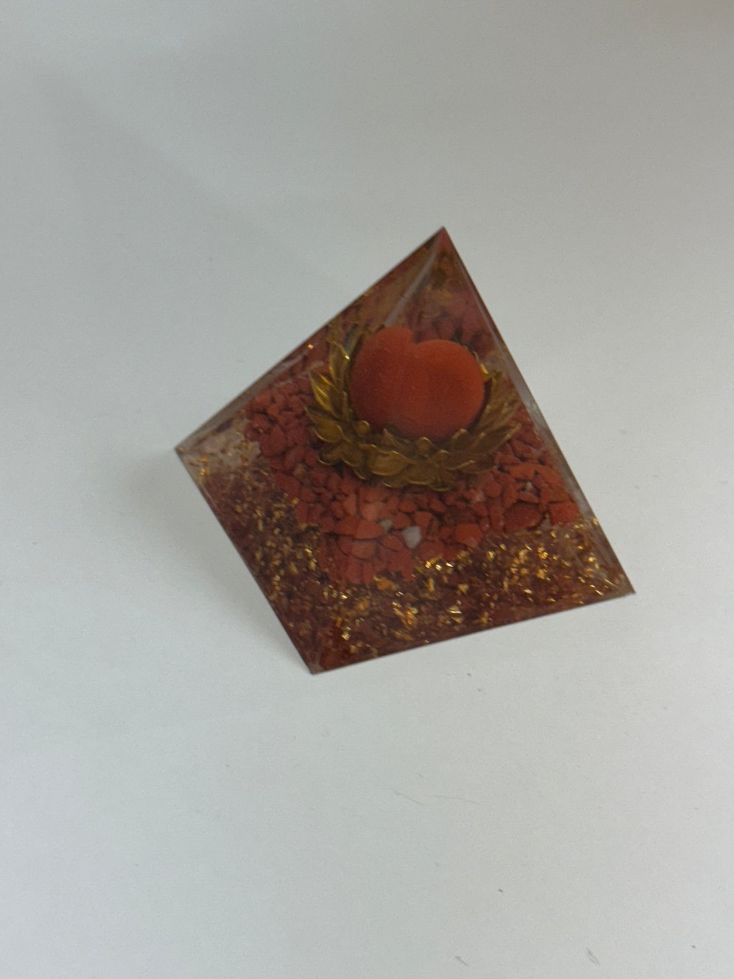 Pyramide orgonite – Jaspe rouge & Énergie vitale