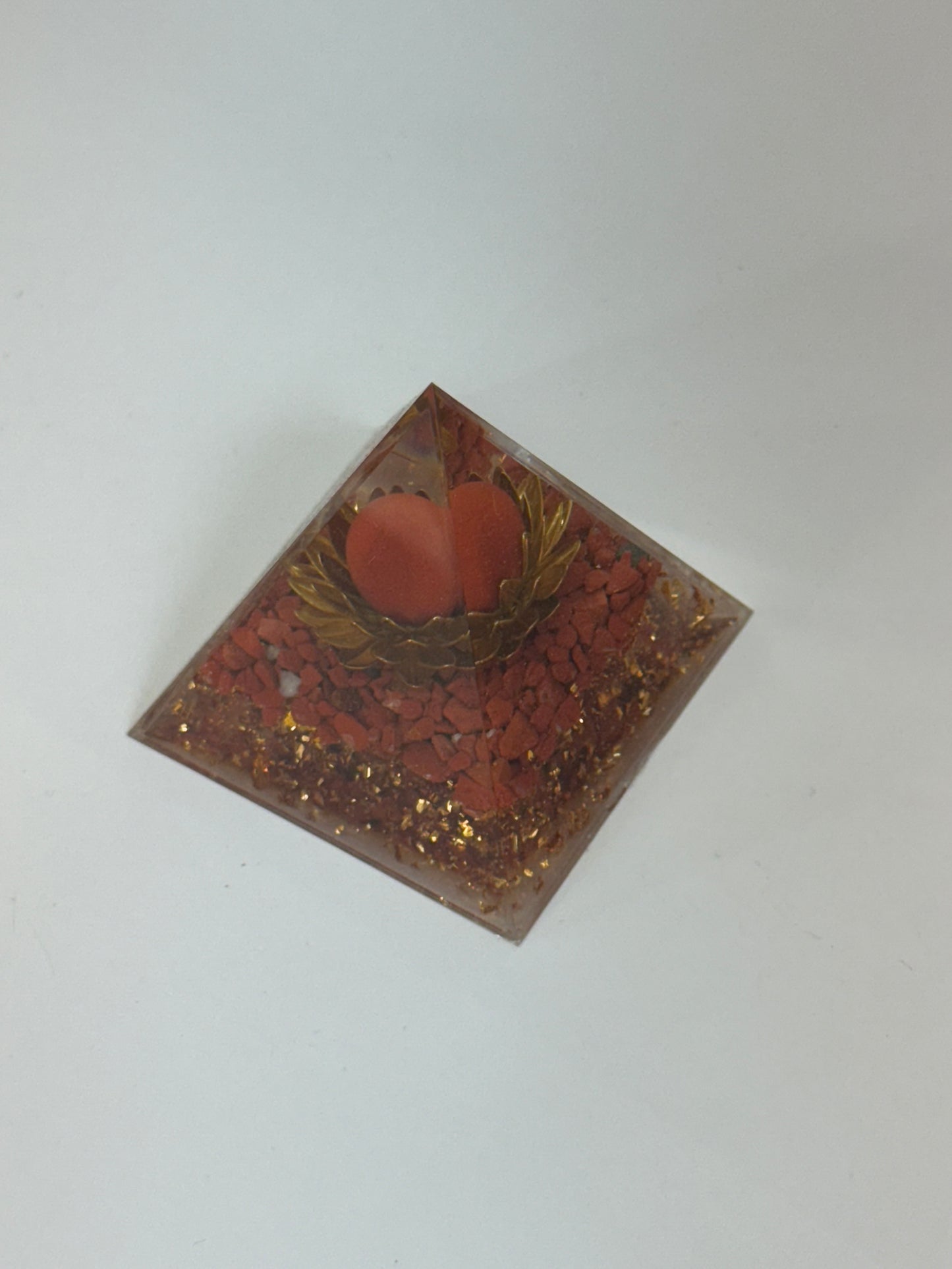 Pyramide orgonite – Jaspe rouge & Énergie vitale