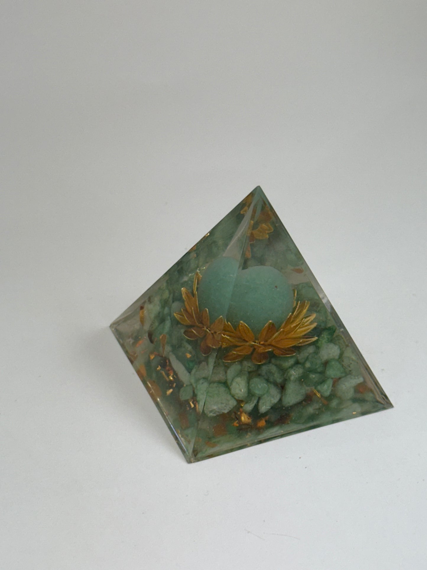 Pyramide orgonite – Aventurine verte & Harmonie du cœur