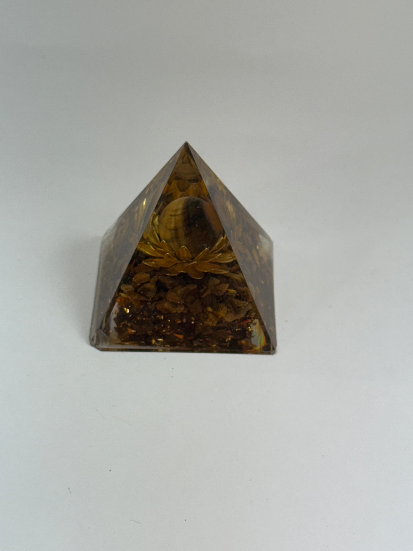 Pyramide orgonite – Œil de tigre & Force intérieure