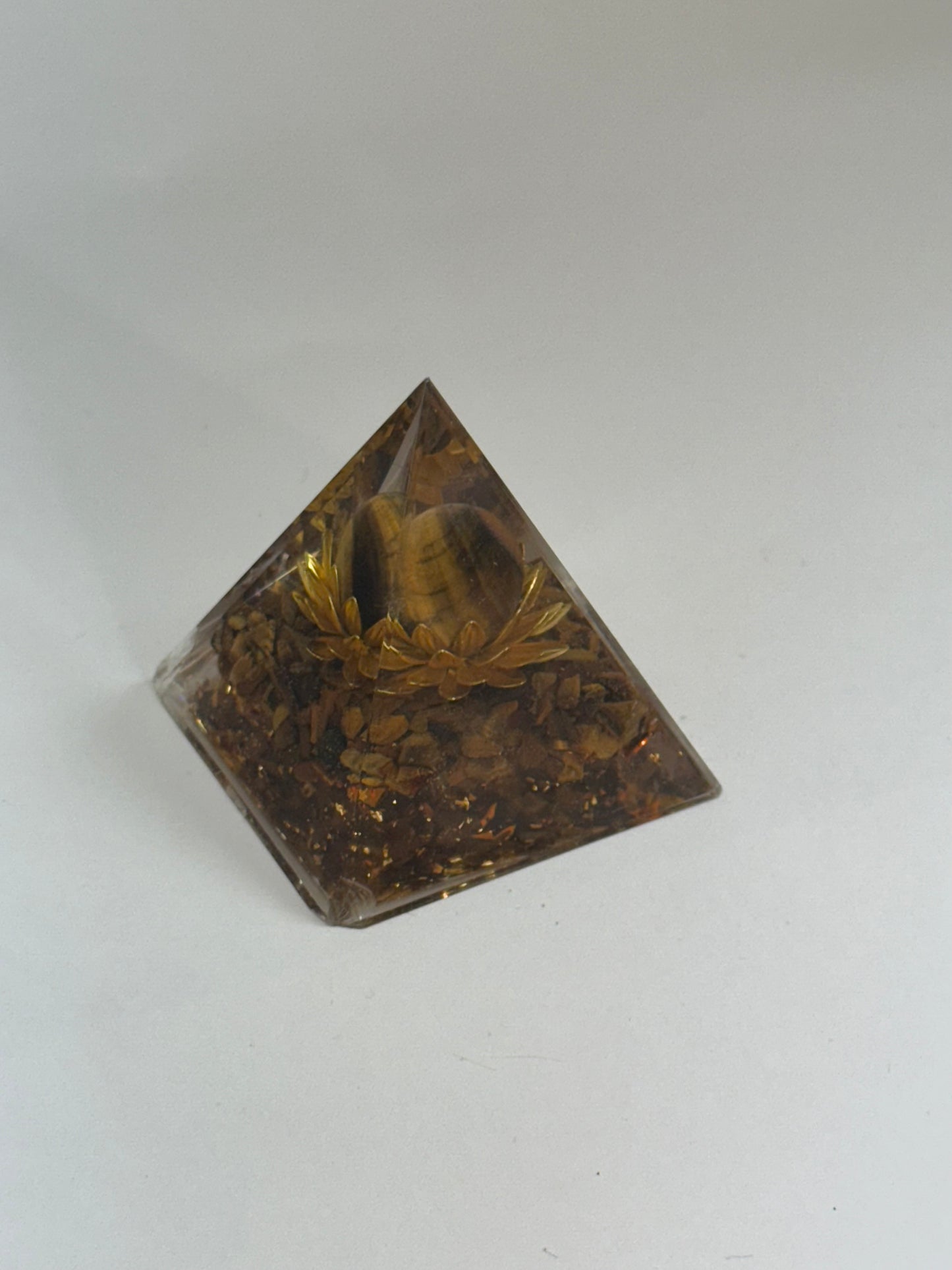 Pyramide orgonite – Œil de tigre & Force intérieure