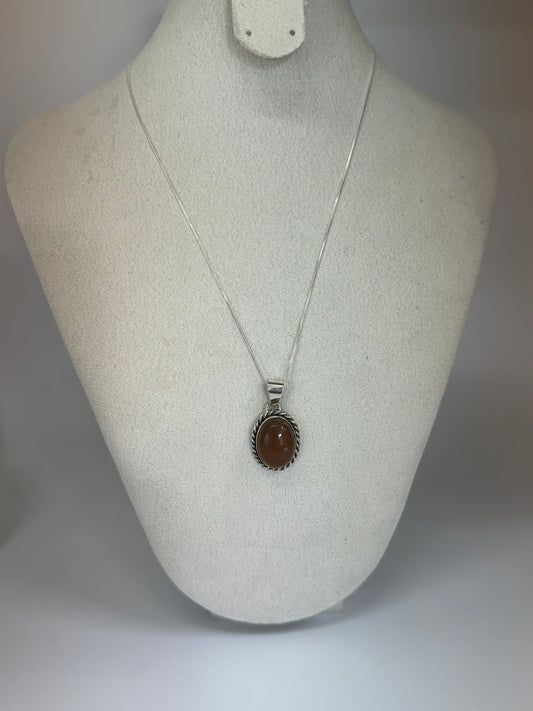 Pendentif en Ambre – Énergie Solaire et Protection