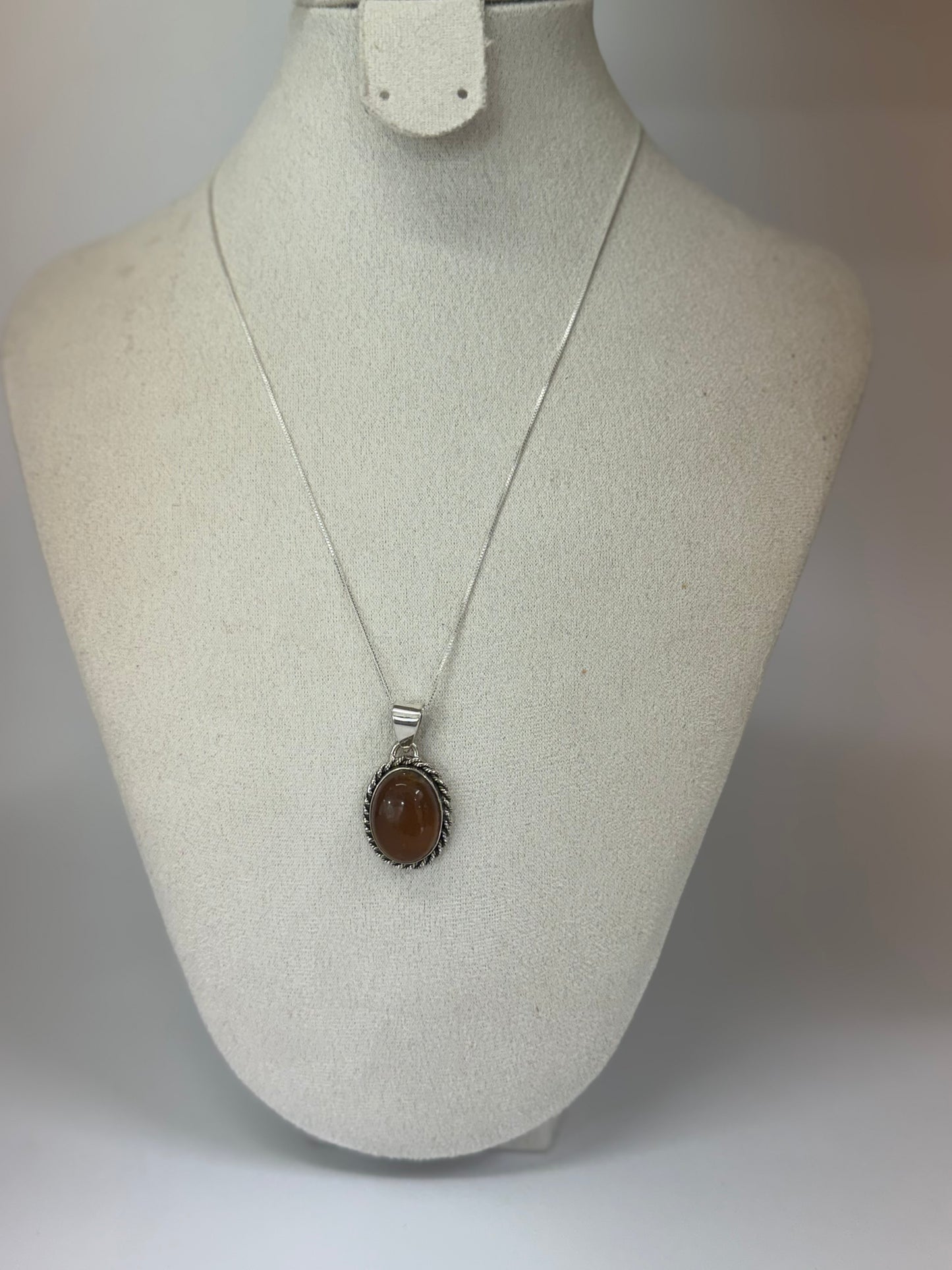 Pendentif en Ambre – Énergie Solaire et Protection