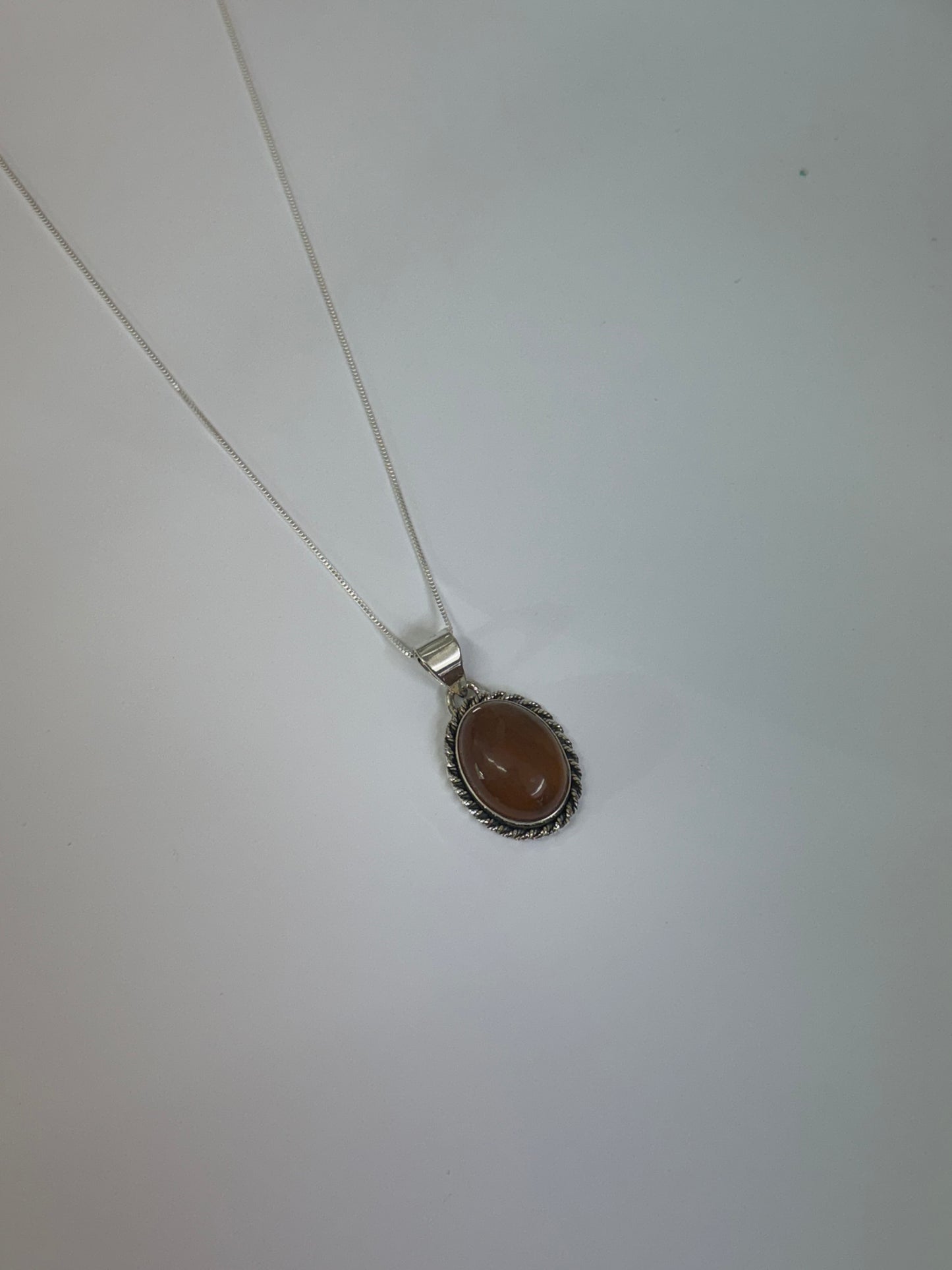 Pendentif en Ambre – Énergie Solaire et Protection