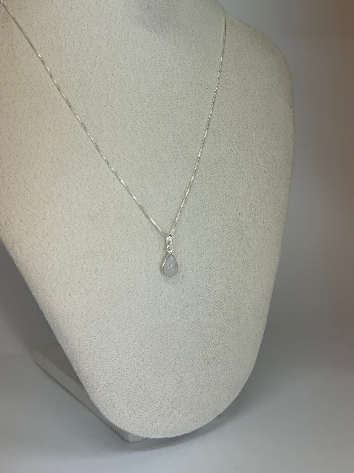 Pendentif Pierre de Lune – Intuition & Féminité