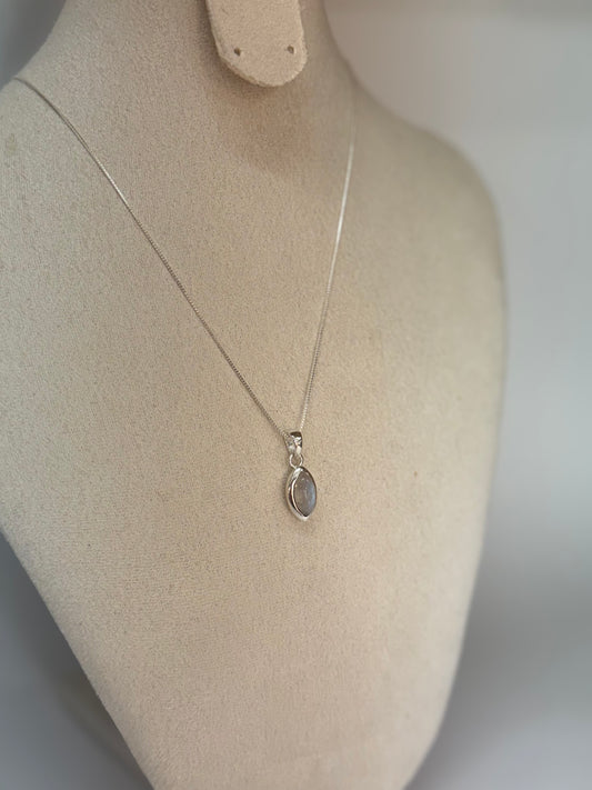 Pendentif Pierre de Lune – Élégance & Intuition