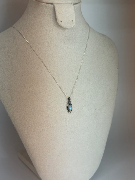Pendentif Pierre de Lune – Harmonie et Féminité