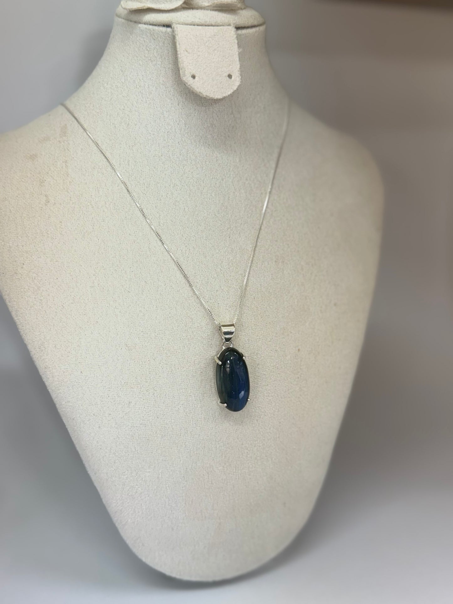 Pendentif en Labradorite – Protection et Intuition