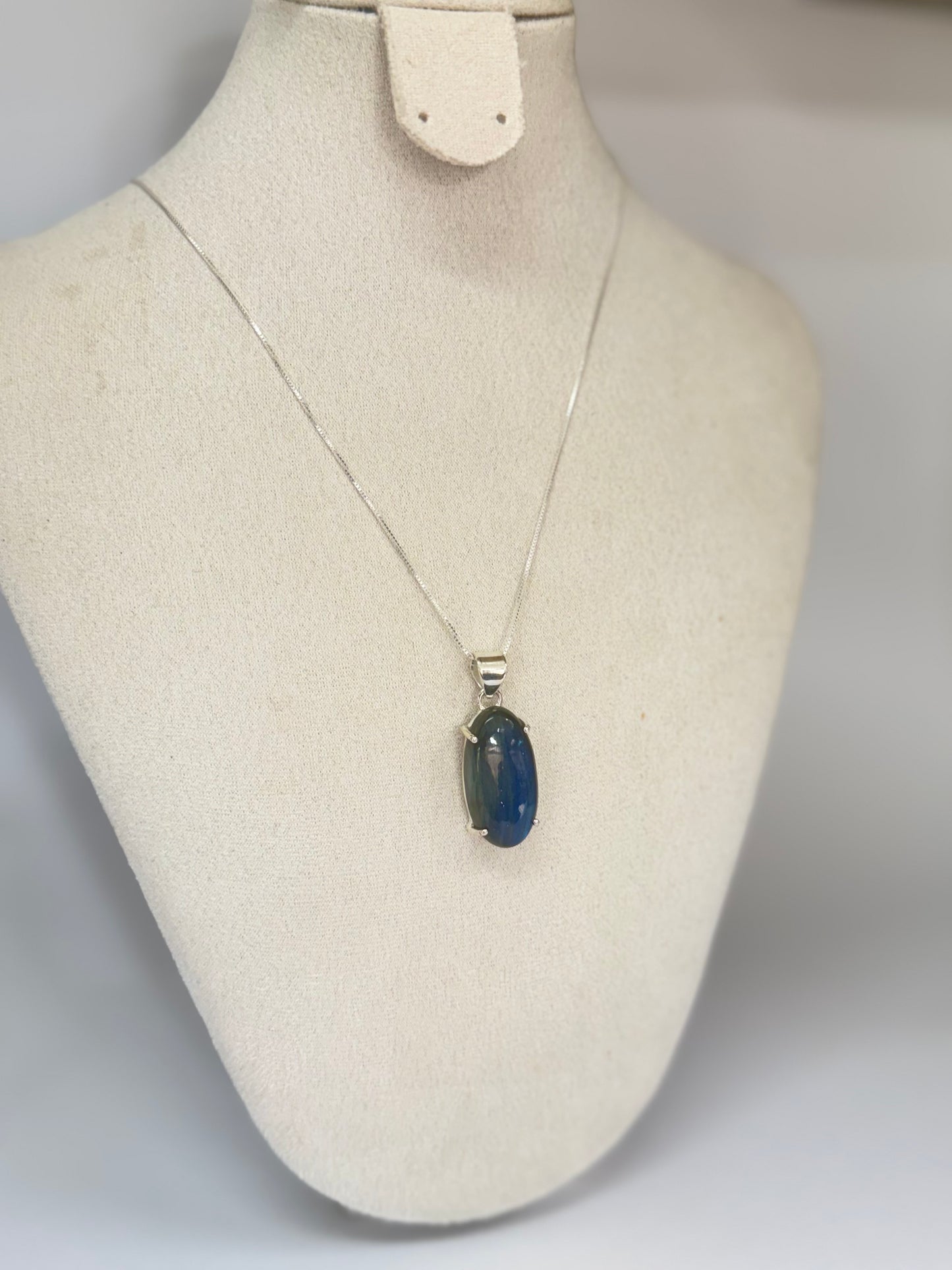 Pendentif en Labradorite – Protection et Intuition