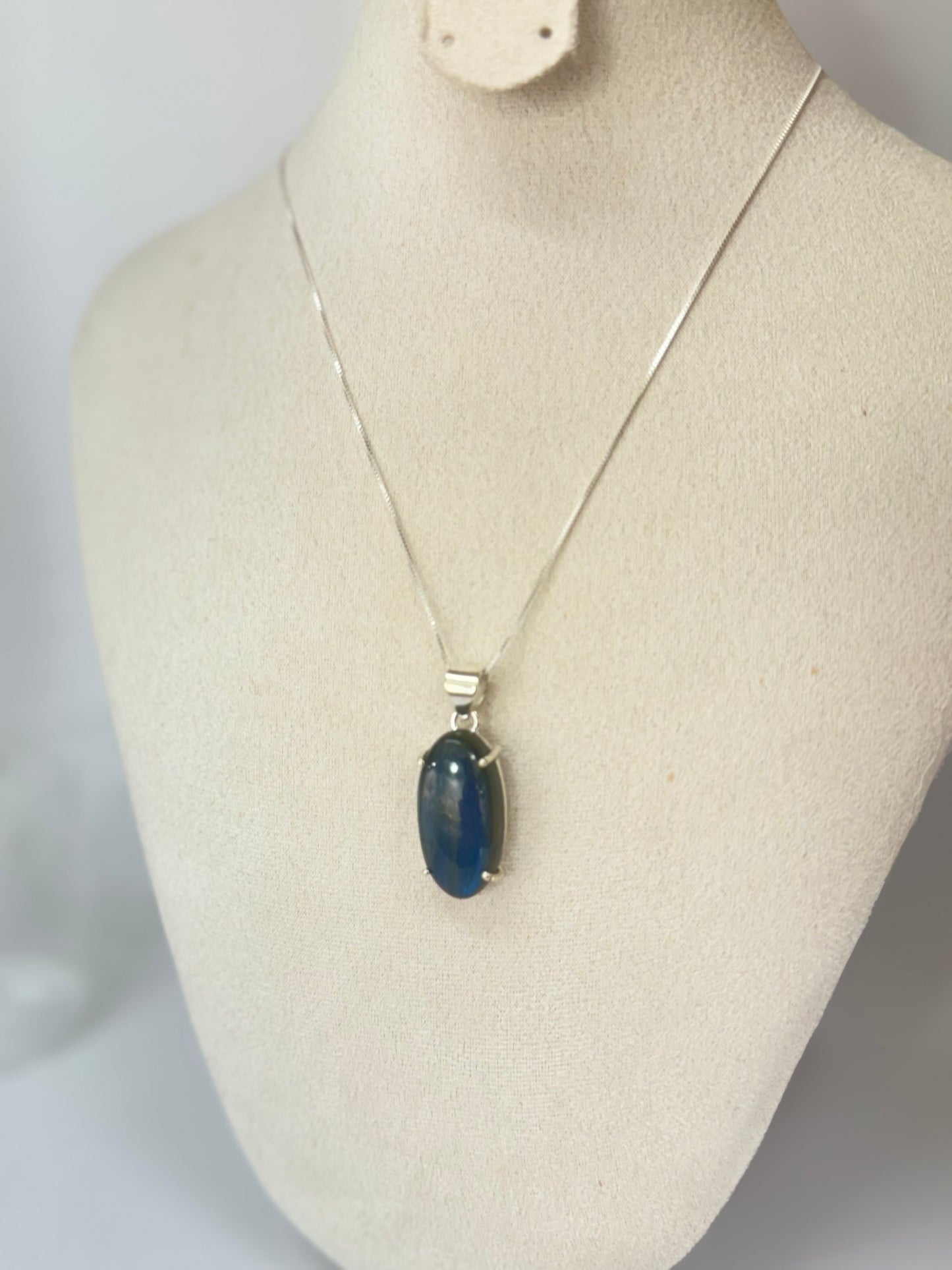 Pendentif en Labradorite – Protection et Intuition