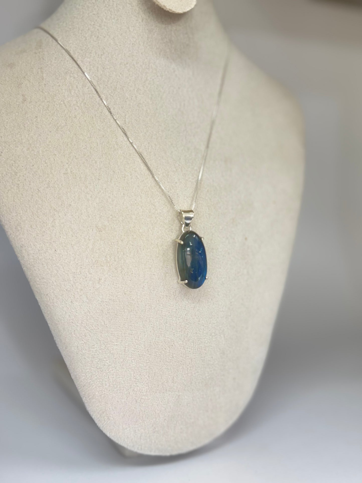 Pendentif en Labradorite – Protection et Intuition