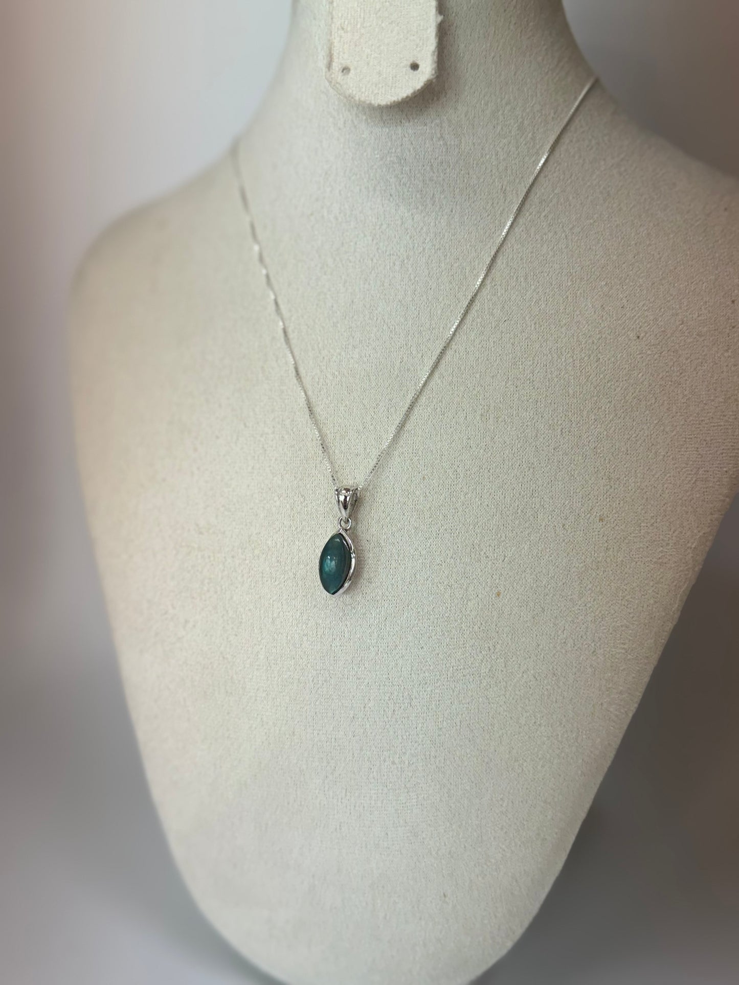 Pendentif en Labradorite – Reflets Protecteurs