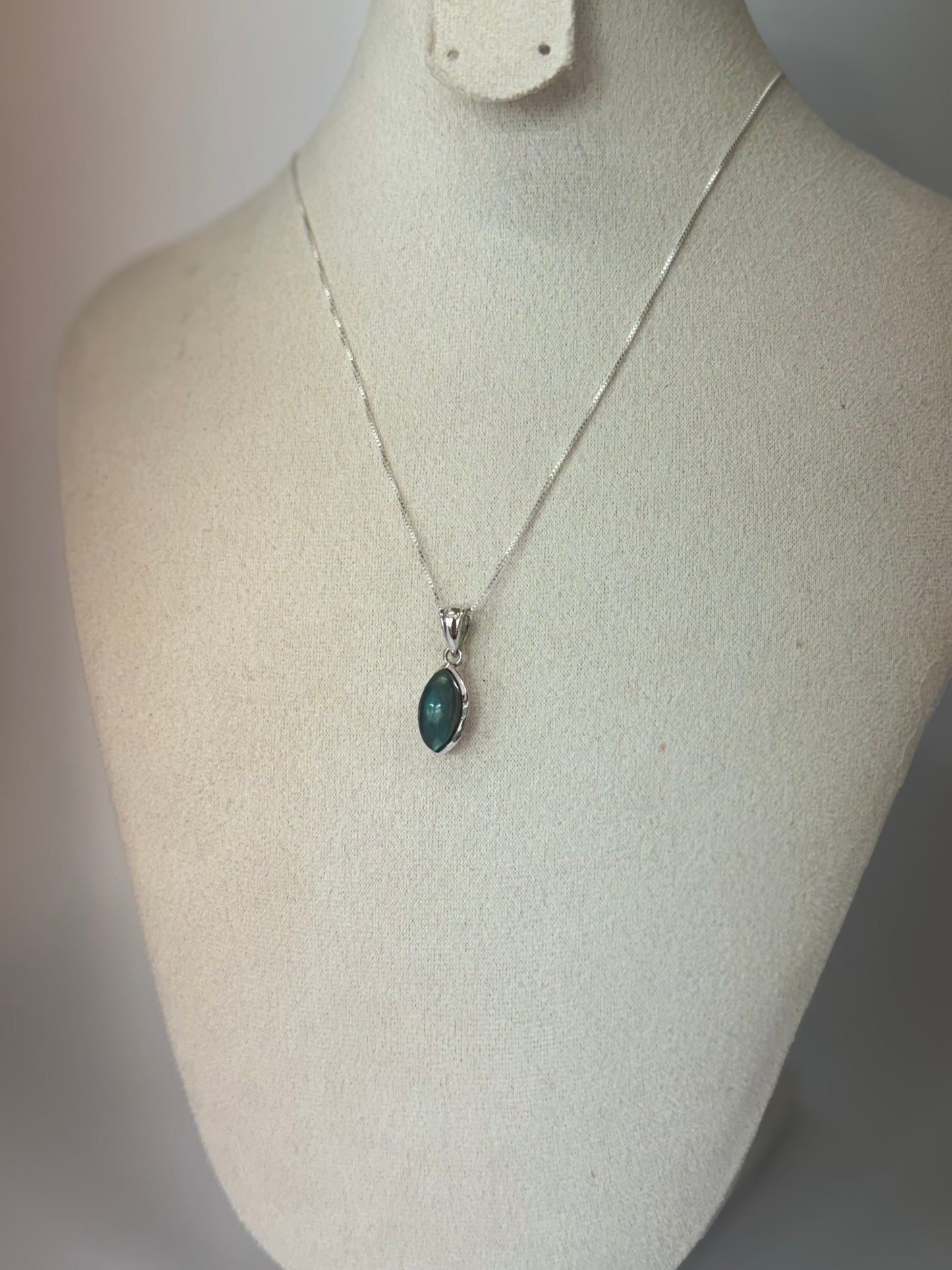 Pendentif en Labradorite – Reflets Protecteurs