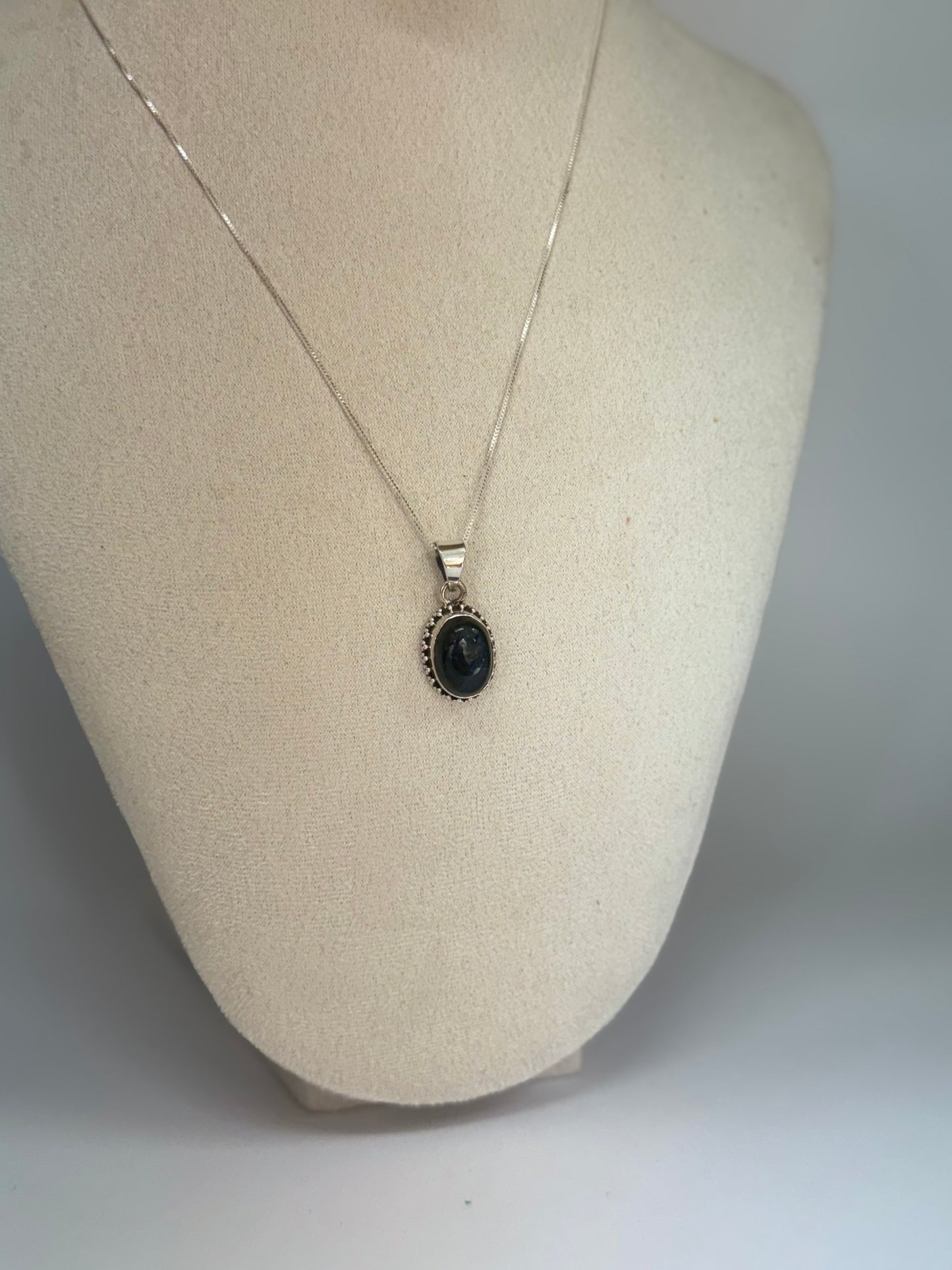 Pendentif en Labradorite – Protection & Lumière Intérieure