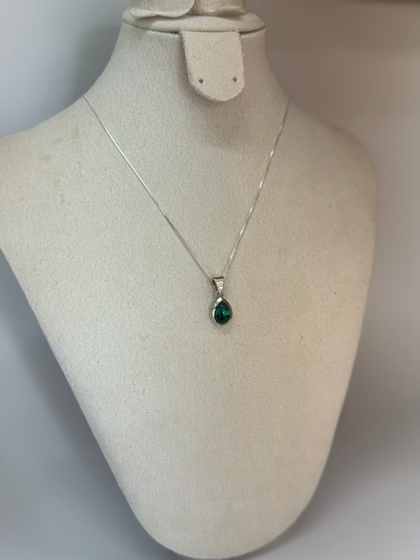 Pendentif Goutte en Malachite – Énergie et Élégance