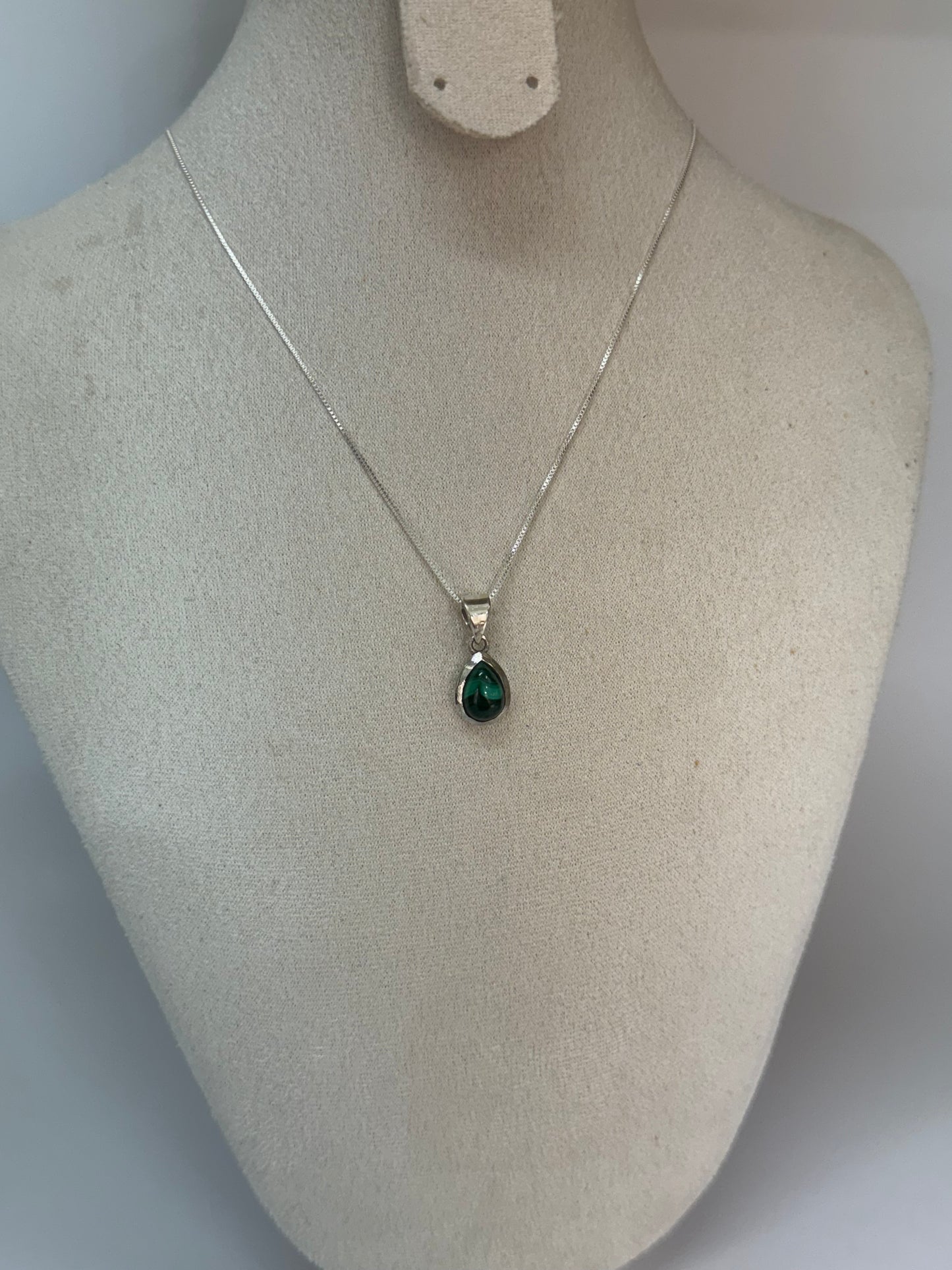 Pendentif Goutte en Malachite – Énergie et Élégance