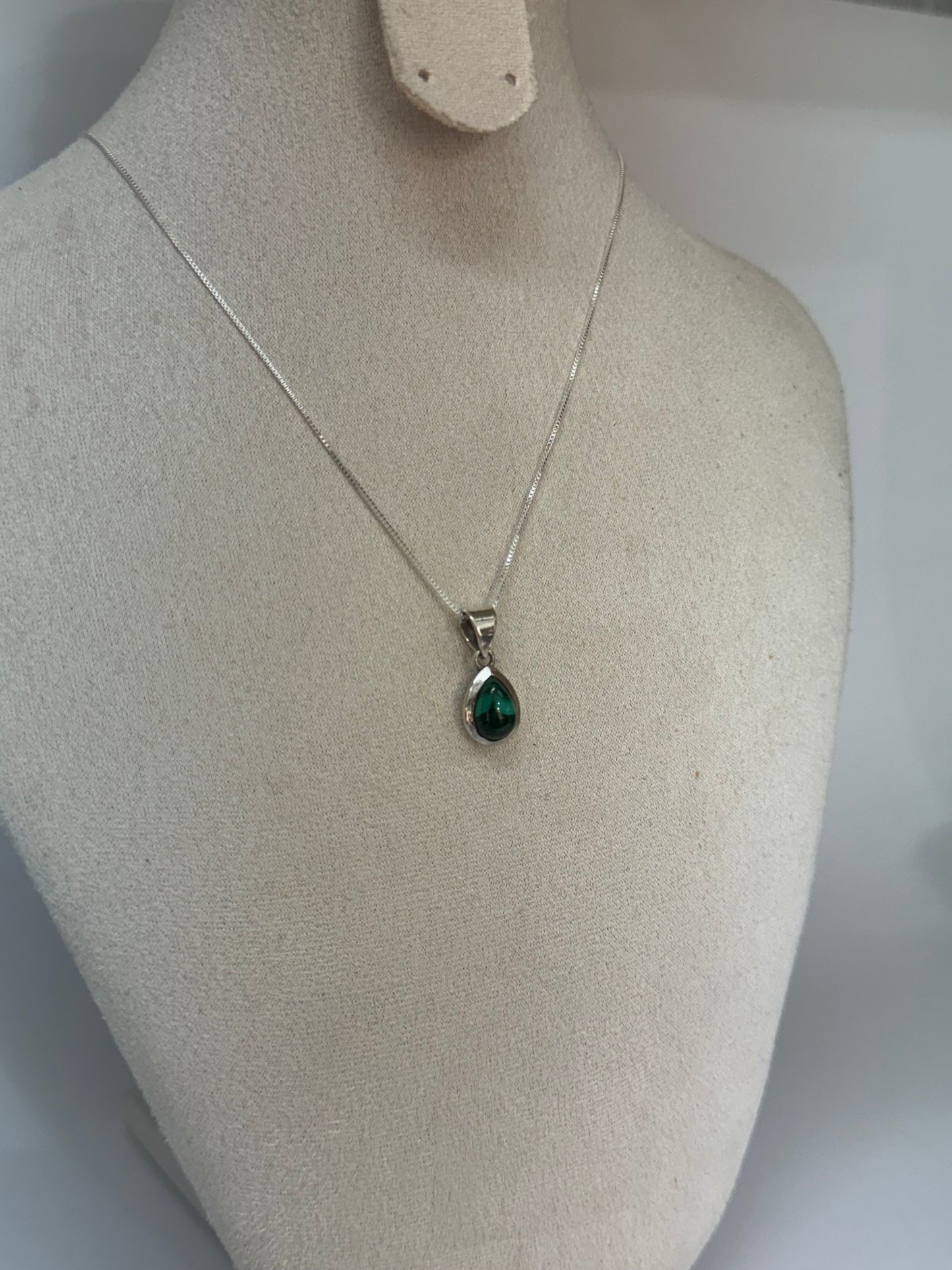 Pendentif Goutte en Malachite – Énergie et Élégance
