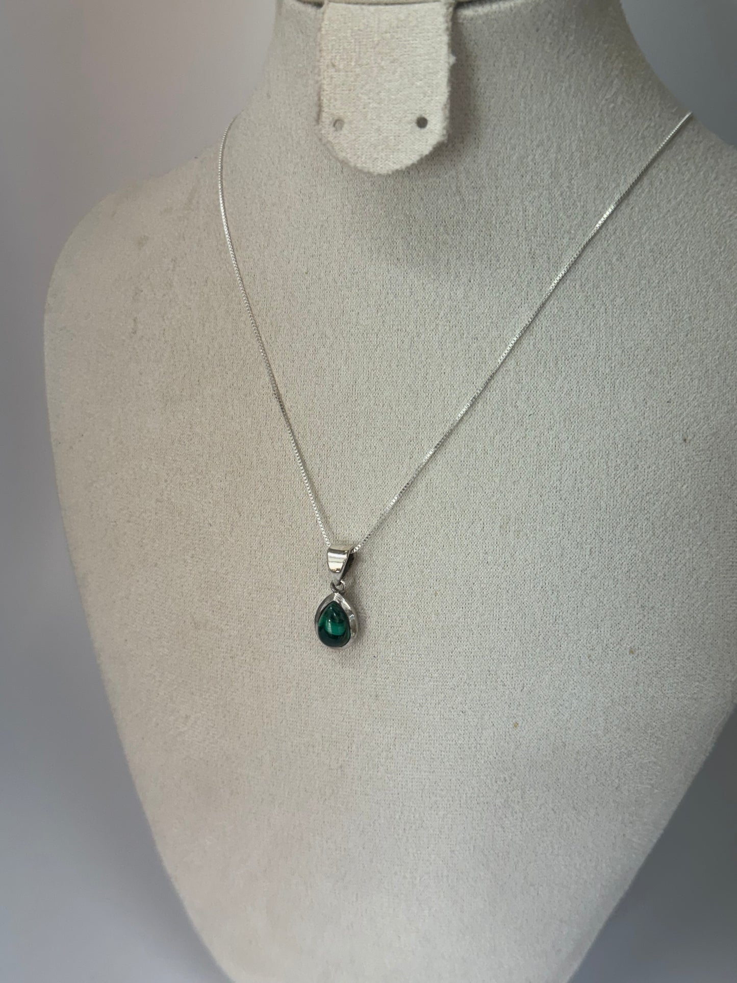 Pendentif Goutte en Malachite – Énergie et Élégance